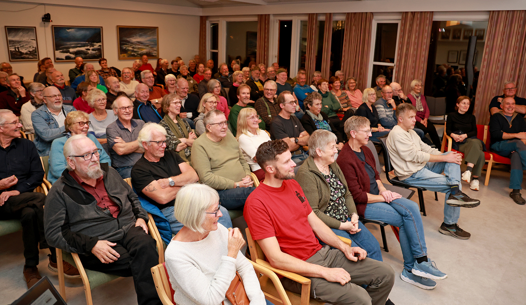 En lydhør forsamling fulgte Reidar Lindseths foredrag om utvandringa.