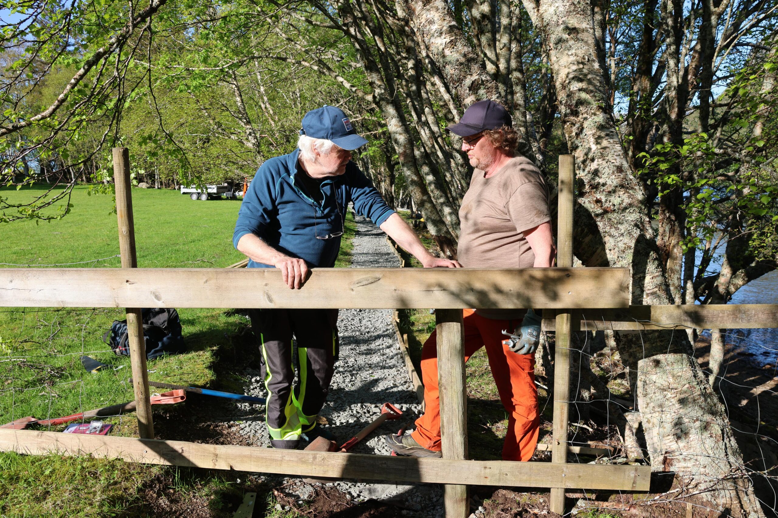 Reidar og Franken Estensen lagar ny port. 