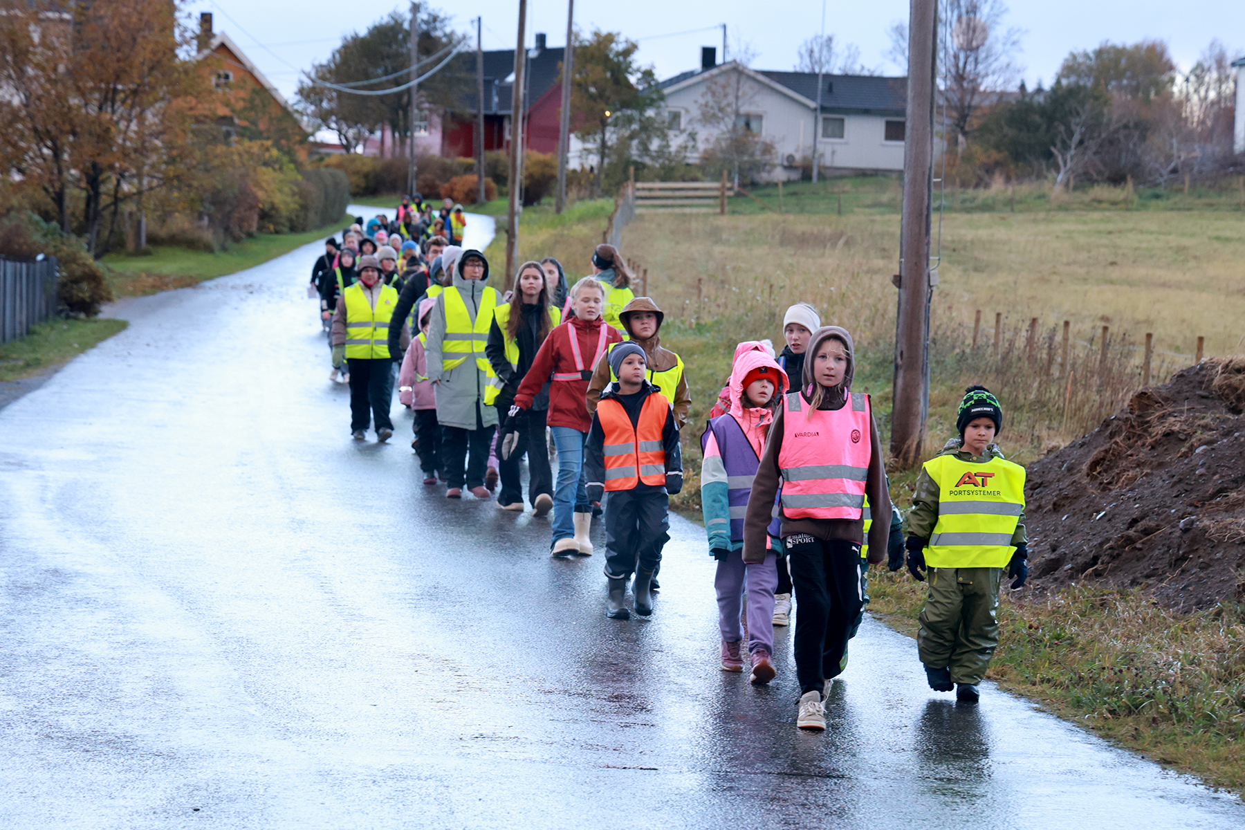 Reflekstoget n&aelig;rmer seg skolen, etter en blaut, men flott markering av refleksdagen.