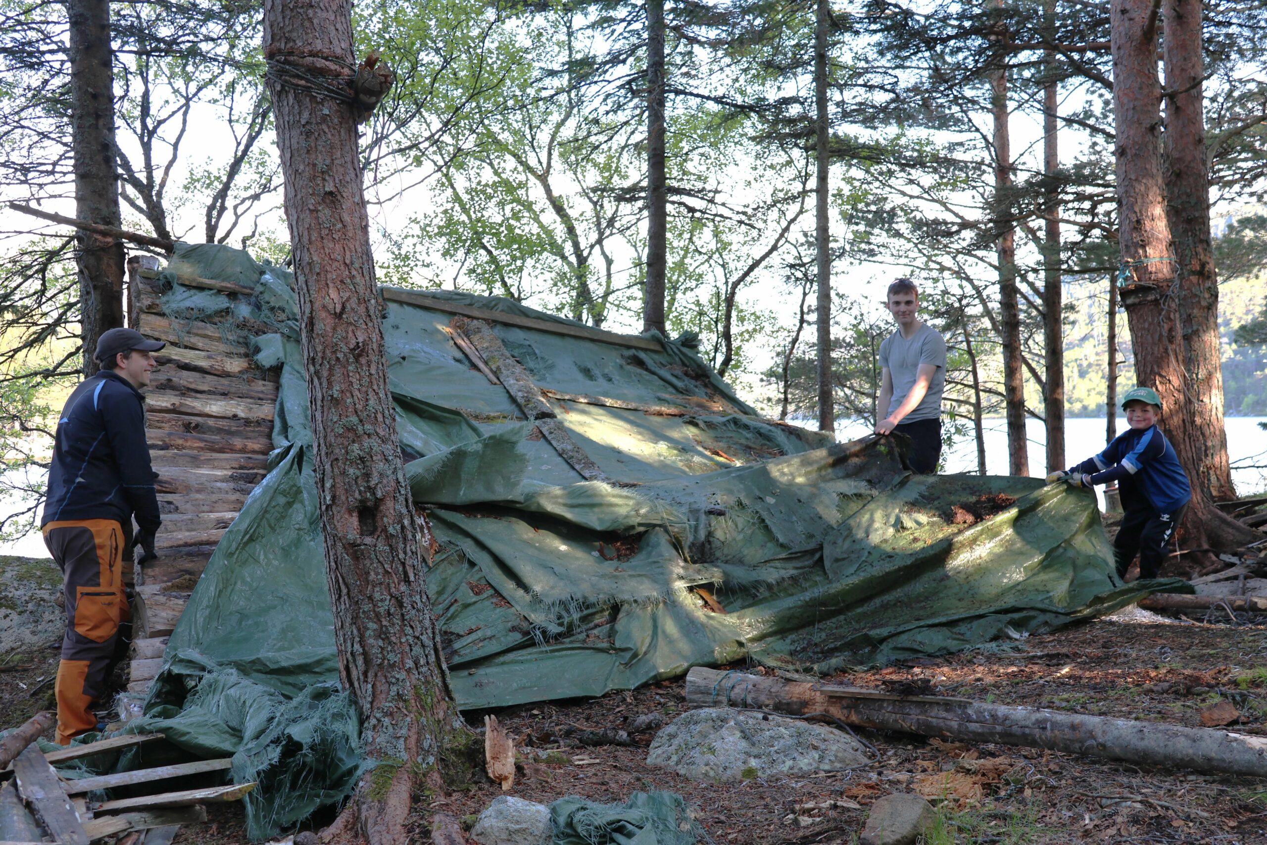 Riving av ein gammal gapahuk. F.v. J&oslash;rn Are Kj&oslash;lseth Hansen, Johannes Hanssen Waldersl&oslash;ff og yngstemann p&aring; dugnad, Sigve. 