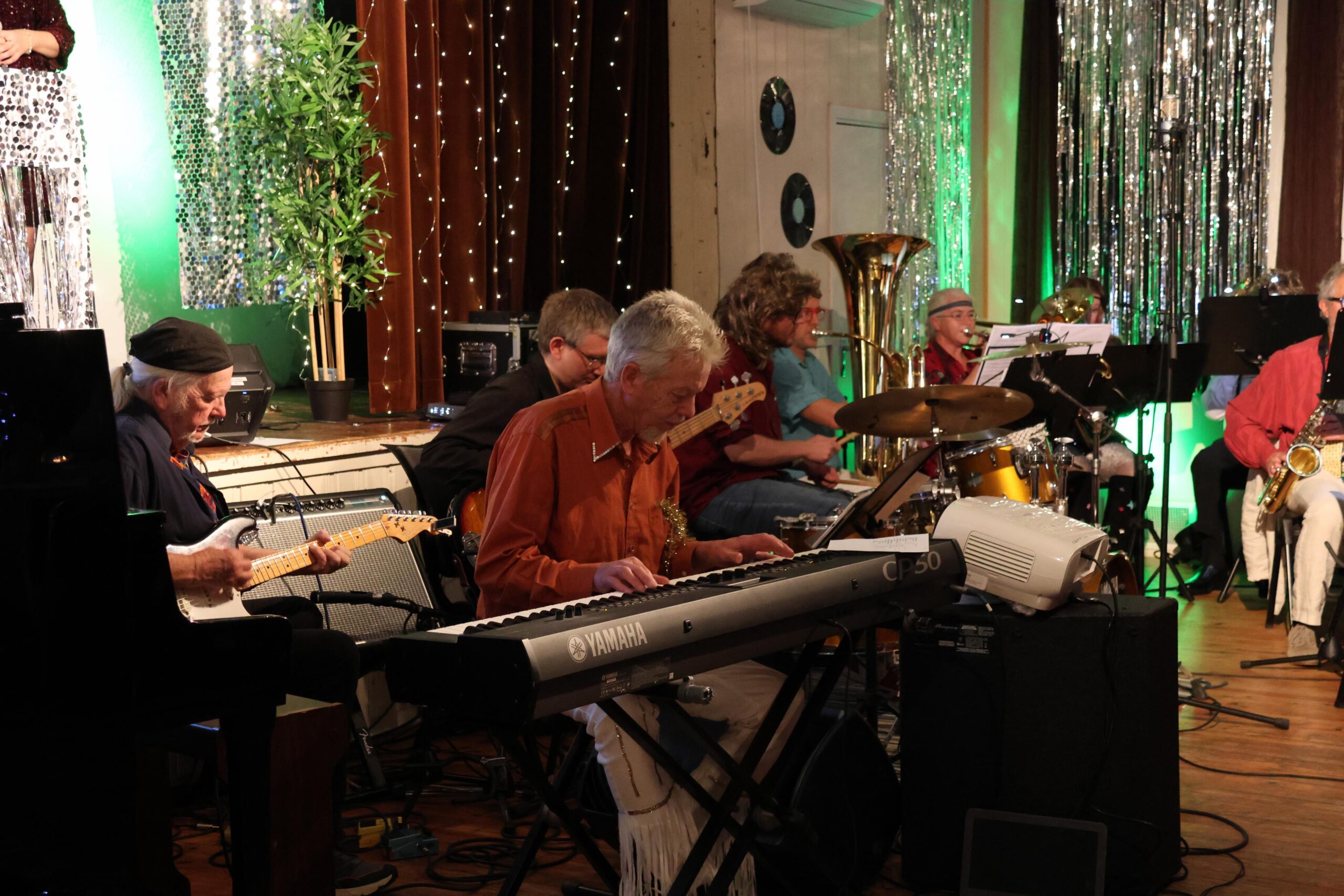 Ved scenekanten fikk Road 766 jobben med &aring; akkompagnere. En jobb de klarte til fulle. 