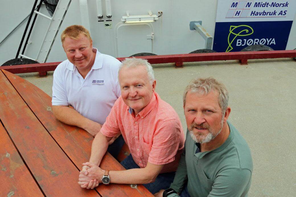 Roald Dolmen (til høyre) er i sorg etter tapet av venn og samarbeidspartner Per Anton Løfsnæs som døde lørdag. Til venstre Frank Øren i Midt-Norsk, og bildet er fra inngåelsen av samarbeid om Osan settefisk i 2019. (Arkvibilde)