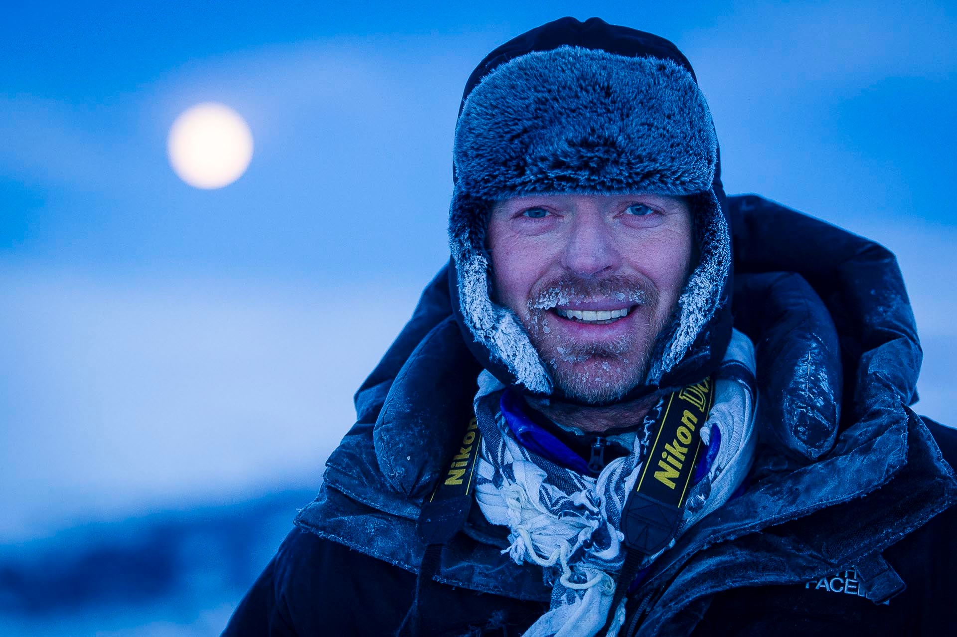 Roger Brendhagen er kjent for &aring; g&aring; tett p&aring; motivene, og har n&aring; laget ei utstilling av ugler og andre uglesett dyr som vises i Flatanger. 