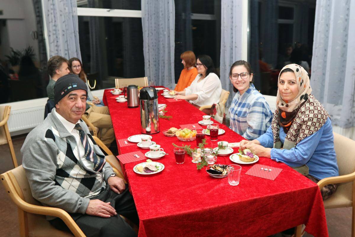  Mamdouh Debes, Nadia Debes og Fatema Fitrouni synes romjulstreffet var et flott tiltak.