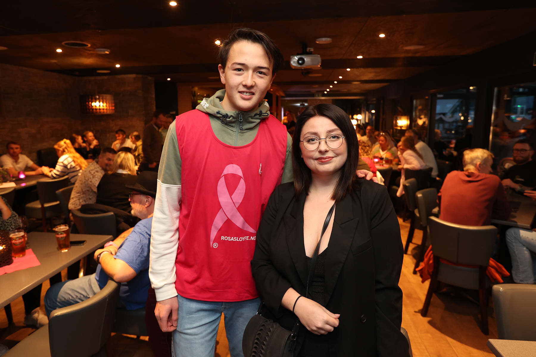 Anja Jensen Hervik var quiz-master under Rosa Sløyfe-quizen på Zanzibar, som samlet 22 lag.