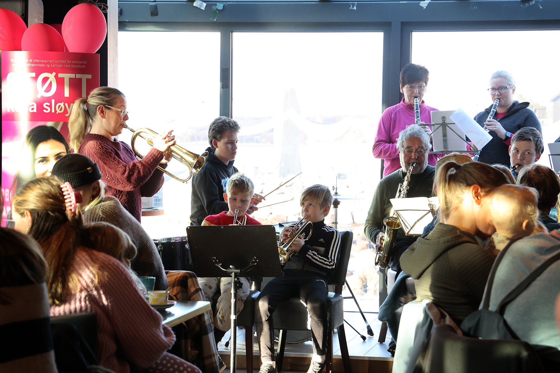 Musikkforeninga forsterket med unge rekrutter, spilte under avslutninga av Rosa Sløyfe-aksjonen på Zanzibar. (Foto: Hanne Marie Tyldum Ribsskog)