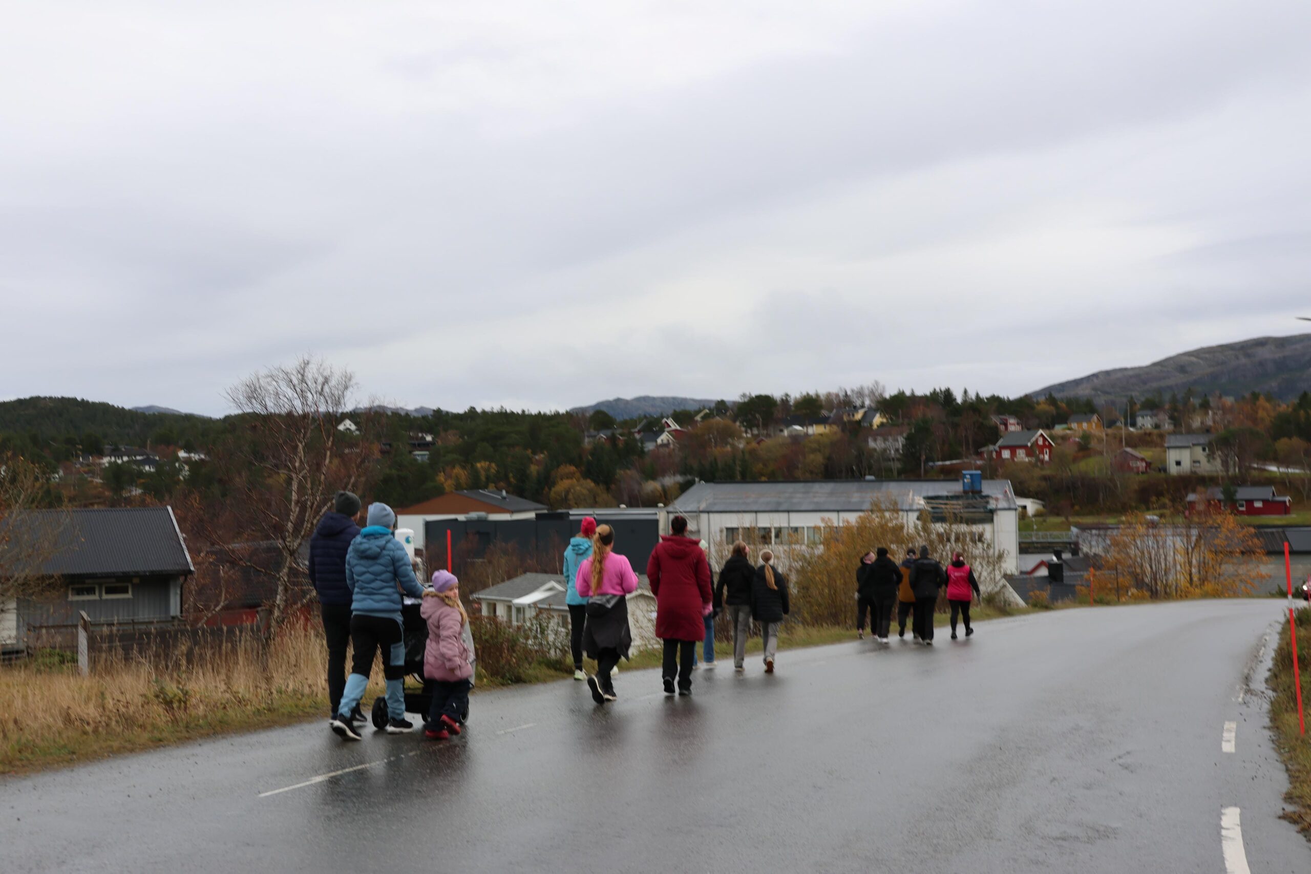Her er deltakarane akkurat i gang med søndagsturen.
