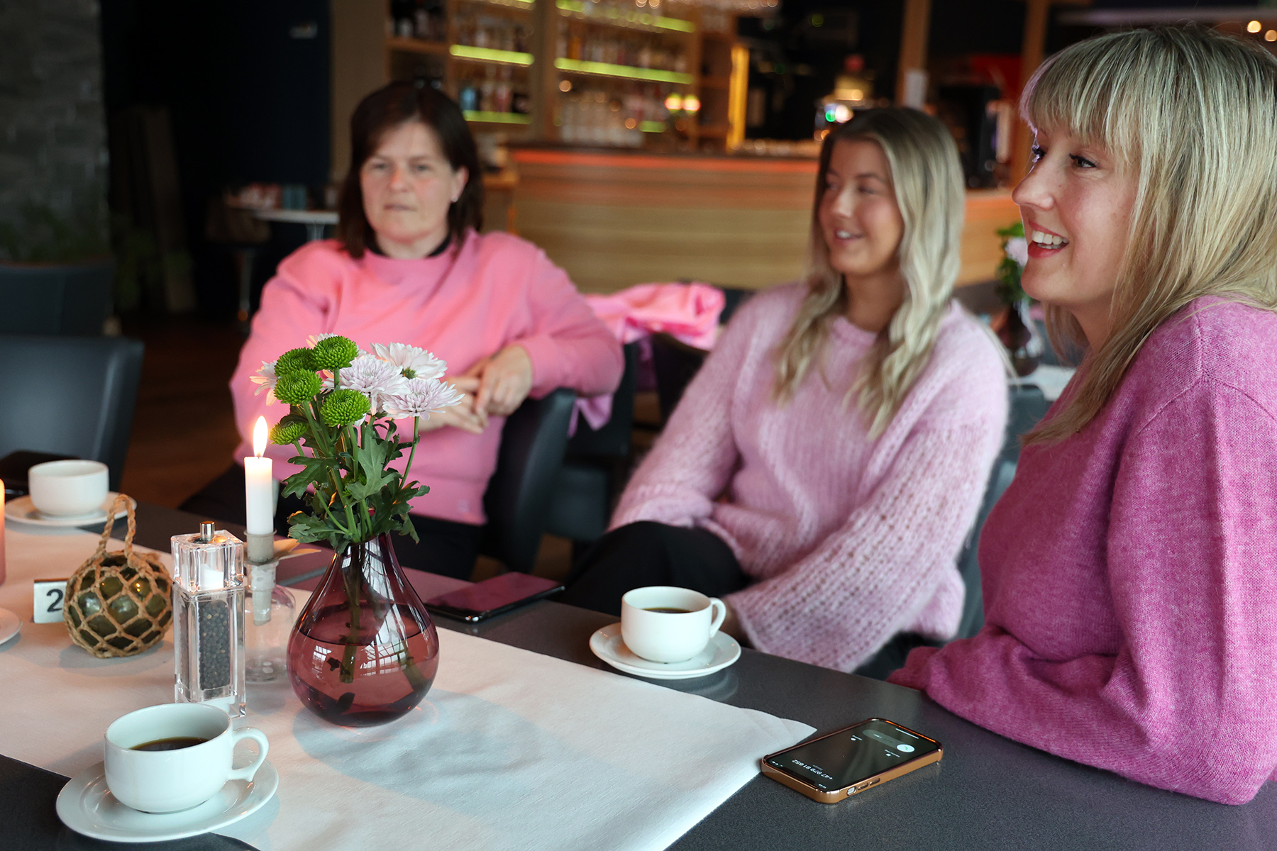 Camilla Aakervik (til h&oslash;yre) er glad for st&oslash;tten fra venner og familie, som Gry Hanssen og Connie Meland Aakervik, da mora ble syk og gikk bort.