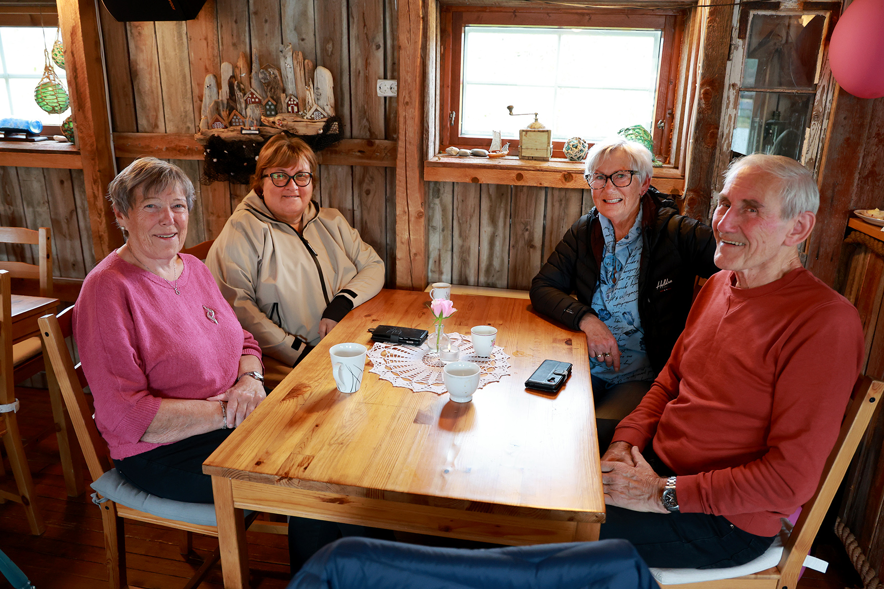 Denne gjengen stortrives på bryggekafeen, fra venstre: Jorunn Høstland, Aud Høstland, Ingjerd Frisendal og Odd Høstland.