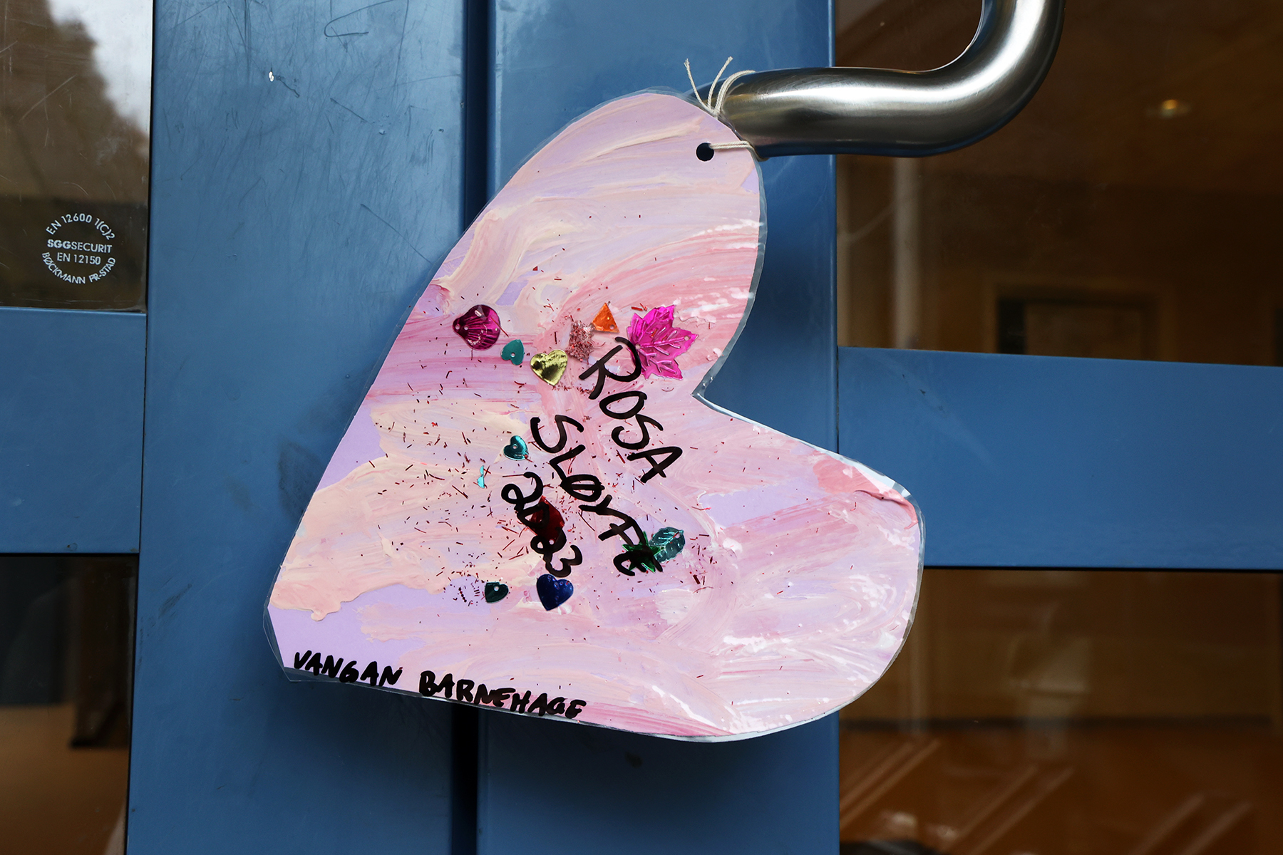 Vangan barnehage har laget rosa hjerter som er hengt opp rundt om på Lauvsnes.