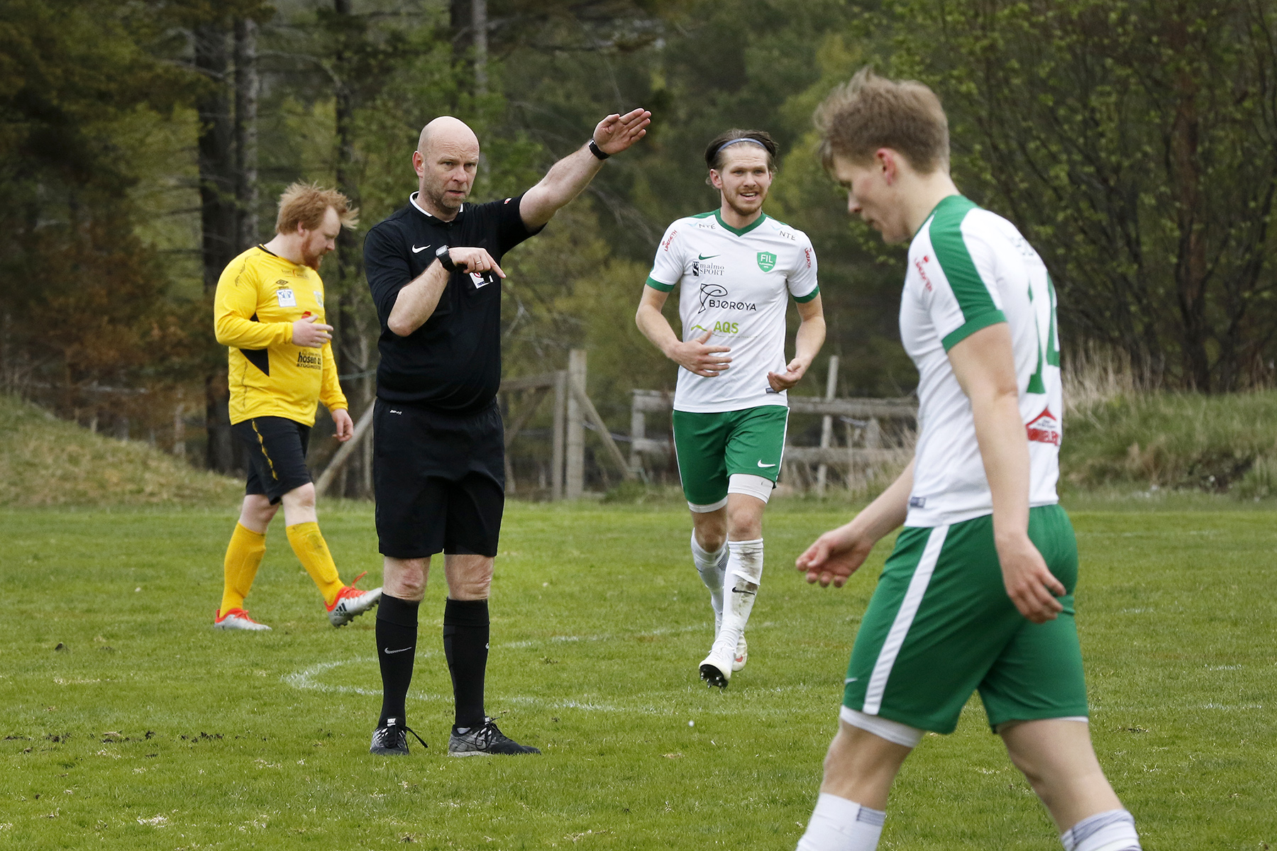 Runar B. Nilsen er fra Vik, og dømte på hjemmebane i kampen Flatanger-Åfjord. Her sammen med Karl Ivar Dahle Høstland.