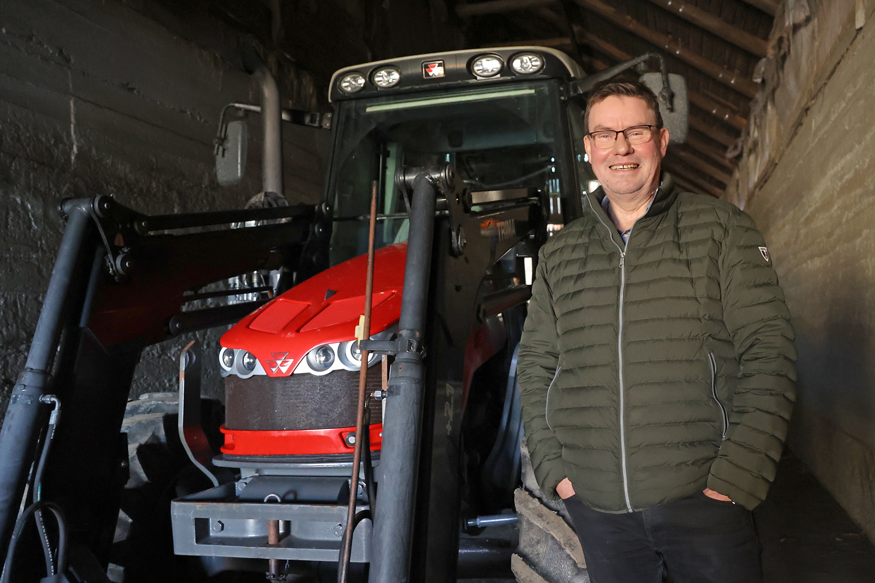 Rune Str&oslash;m har allerede begynte &aring; bruke penger som g&aring;rdbruker. Han har kj&oslash;pt seg traktor, en r&oslash;d og fin Massey Ferguson. Riktignok kj&oslash;pt brukt, og egenhendig kj&oslash;rt heim fra Vikna.