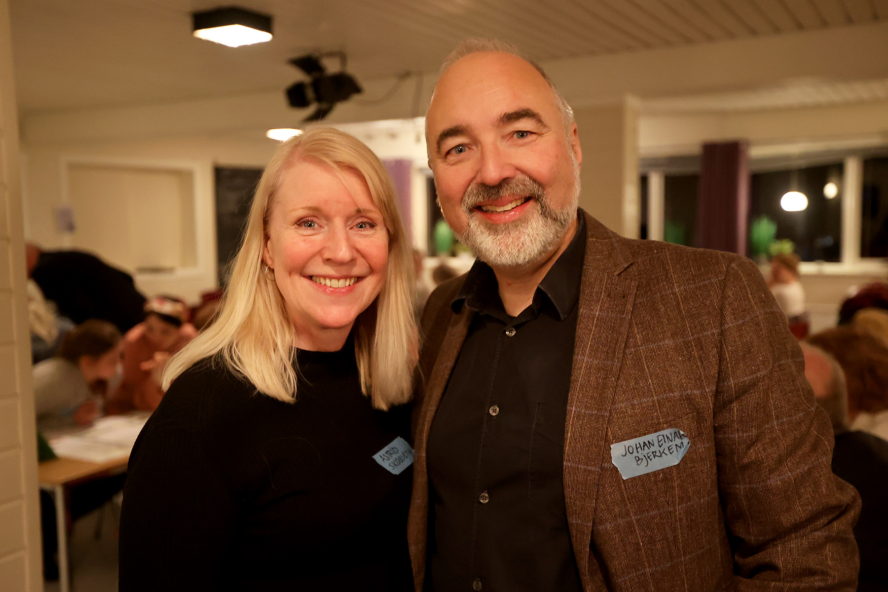 Astrid Skogseth og Johan Einar Bjerkem er såkalte prosessledere, og får folk til å engasjere seg i de temaene som det ønskes innspill på.
