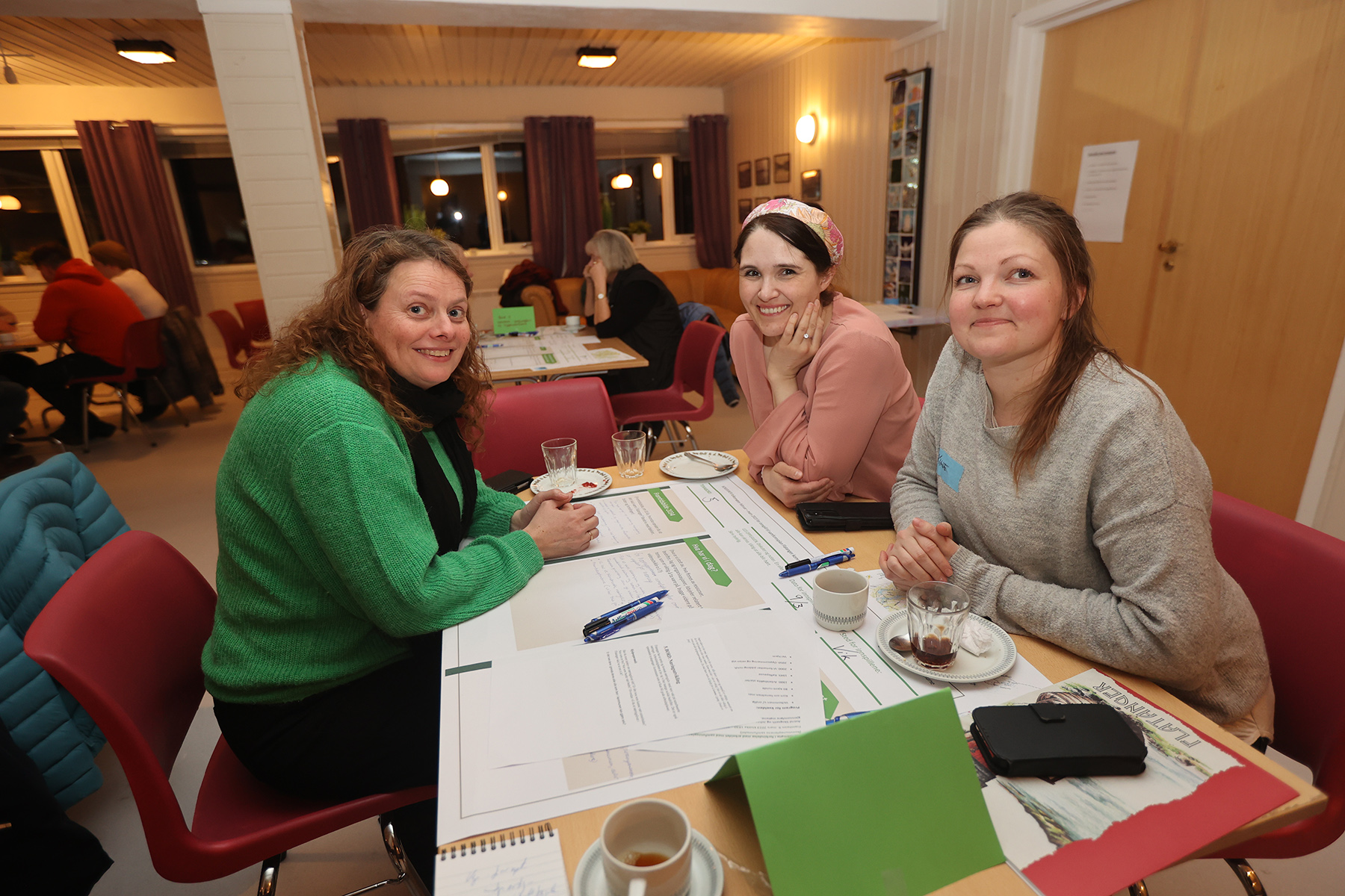 Marit Hustad (til venstre), Margit Ekker Dølvik og Kine Dølvik hadde mange forslag til den nye samfunnsplanen.