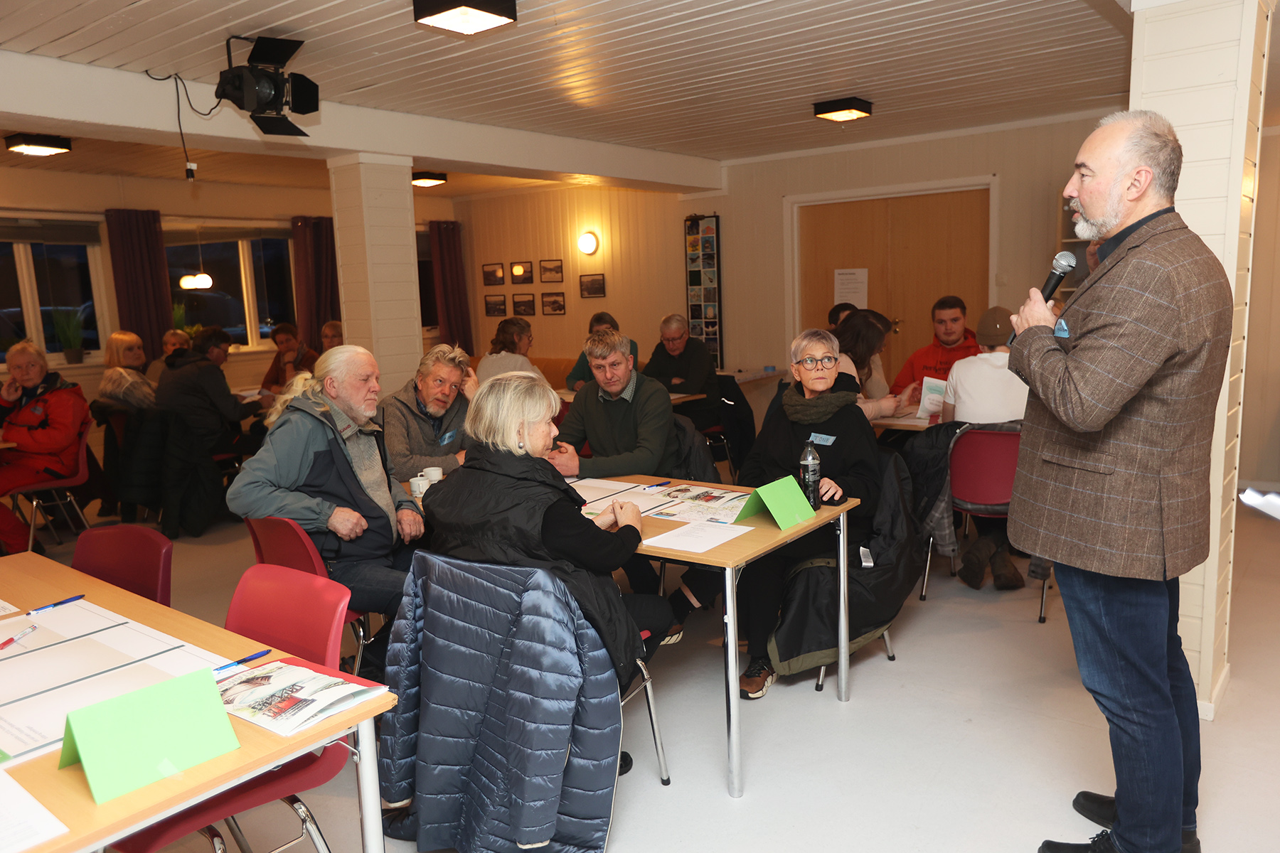 Johan Einar Bjerkem setter folk i sving.