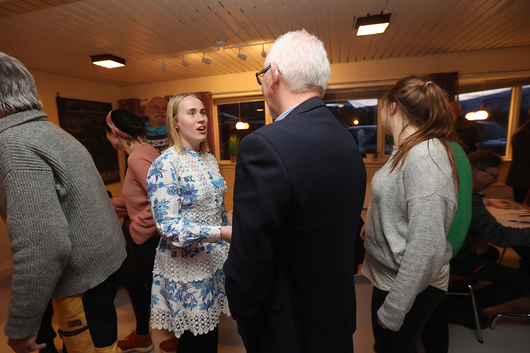 Møtet ble åpnet med at folk gikk rundt og hilste på hverandre, og da fikk Anniken Isaksen fra Tromsø hilse på ordfører Olav Jørgen Bjørkås for første gang.