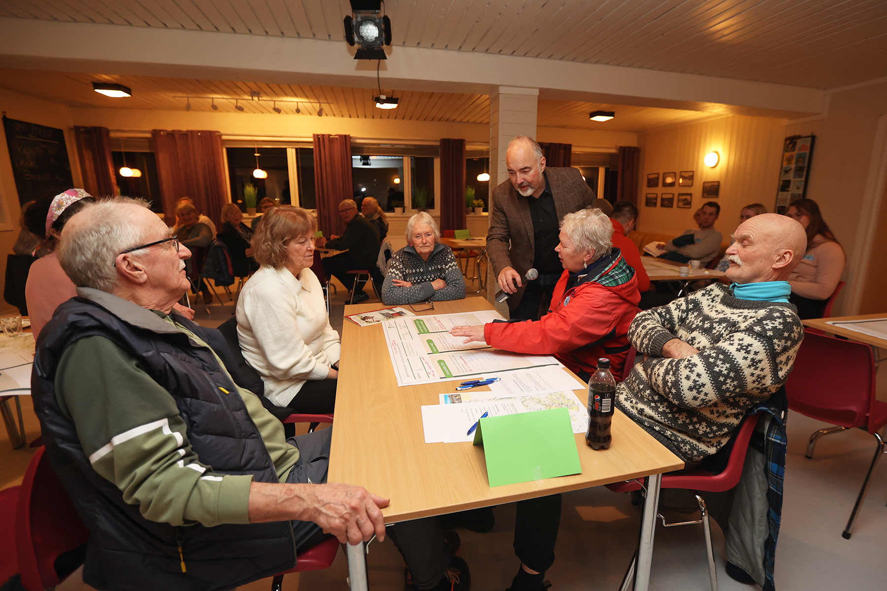 - Hvilke overskrifter har dere i 2033? spurte John Einar Bjerkem. Fra venstre: Otto K. Sandnes, Rigmor Moe, Kari Leknes, Dagrunn Olsen og Alf Ole Staven.