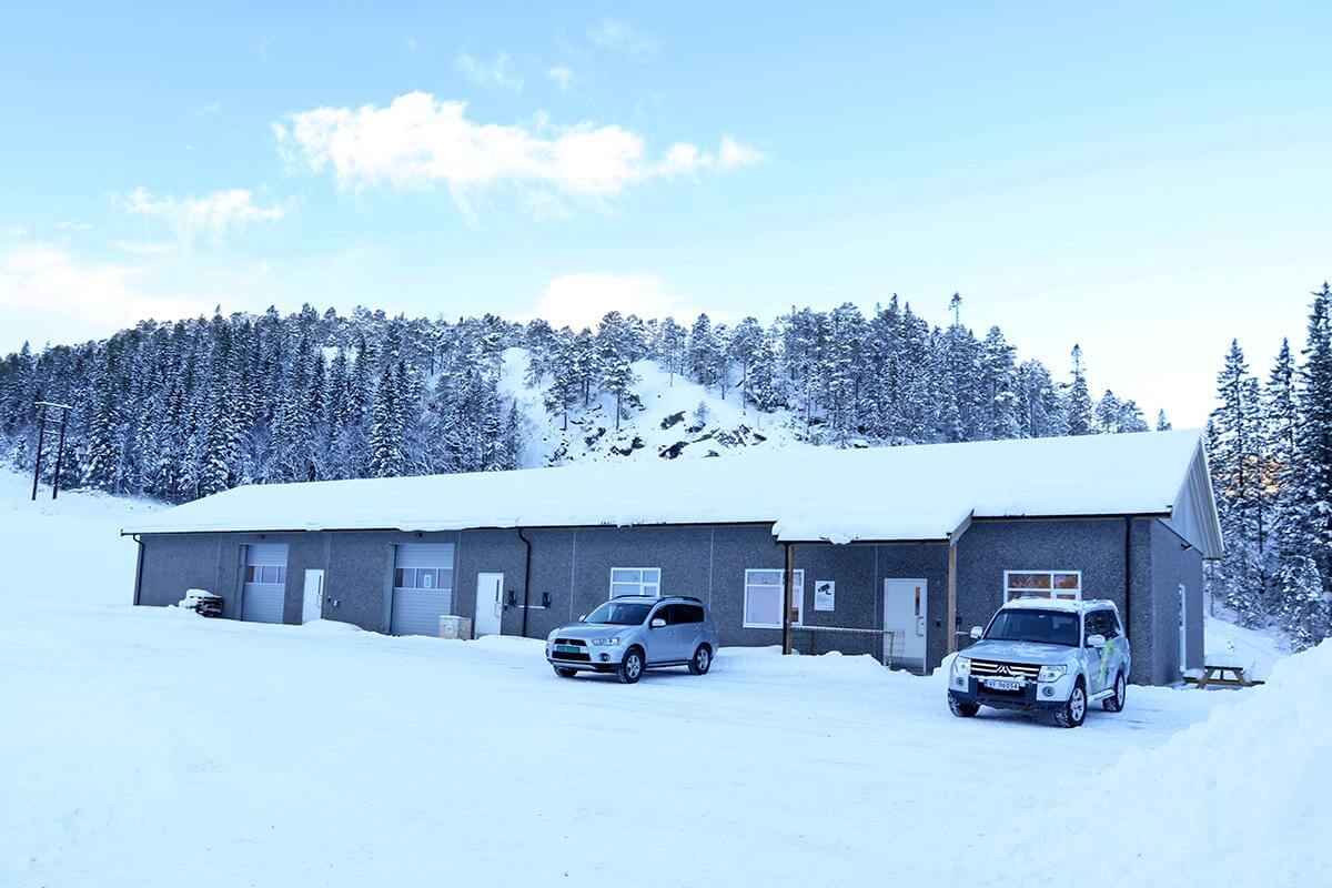 Servicebygget i Hestdalen er oppmøtested for de tre ansatte og lærlingen som skal jobbe på vindkraftverket.