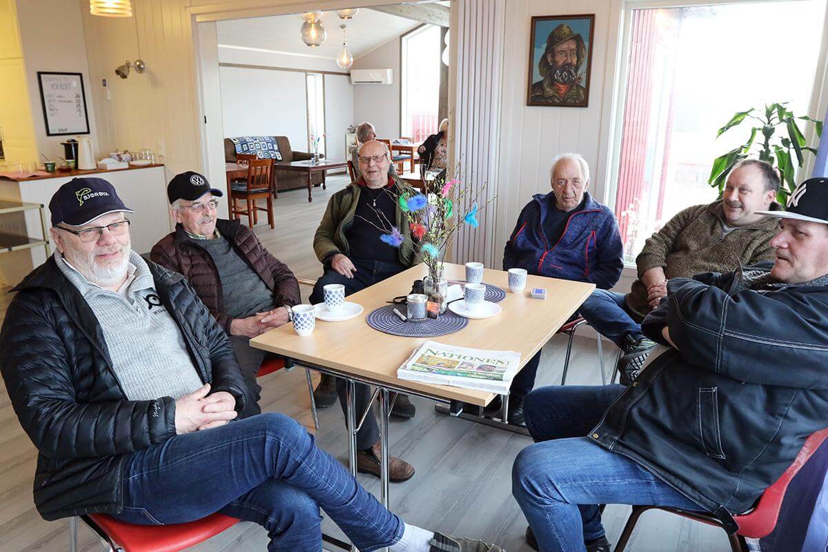 Dagens dugnadsinnsats er utført, og da samles folk til kaffe og vafler. Fra venstre: Jan Ove Holand, Karl Østvik, Kjell Overgård, Rolf Sæther, Rune Hanssen og Hans Peter Sørgjerd.
