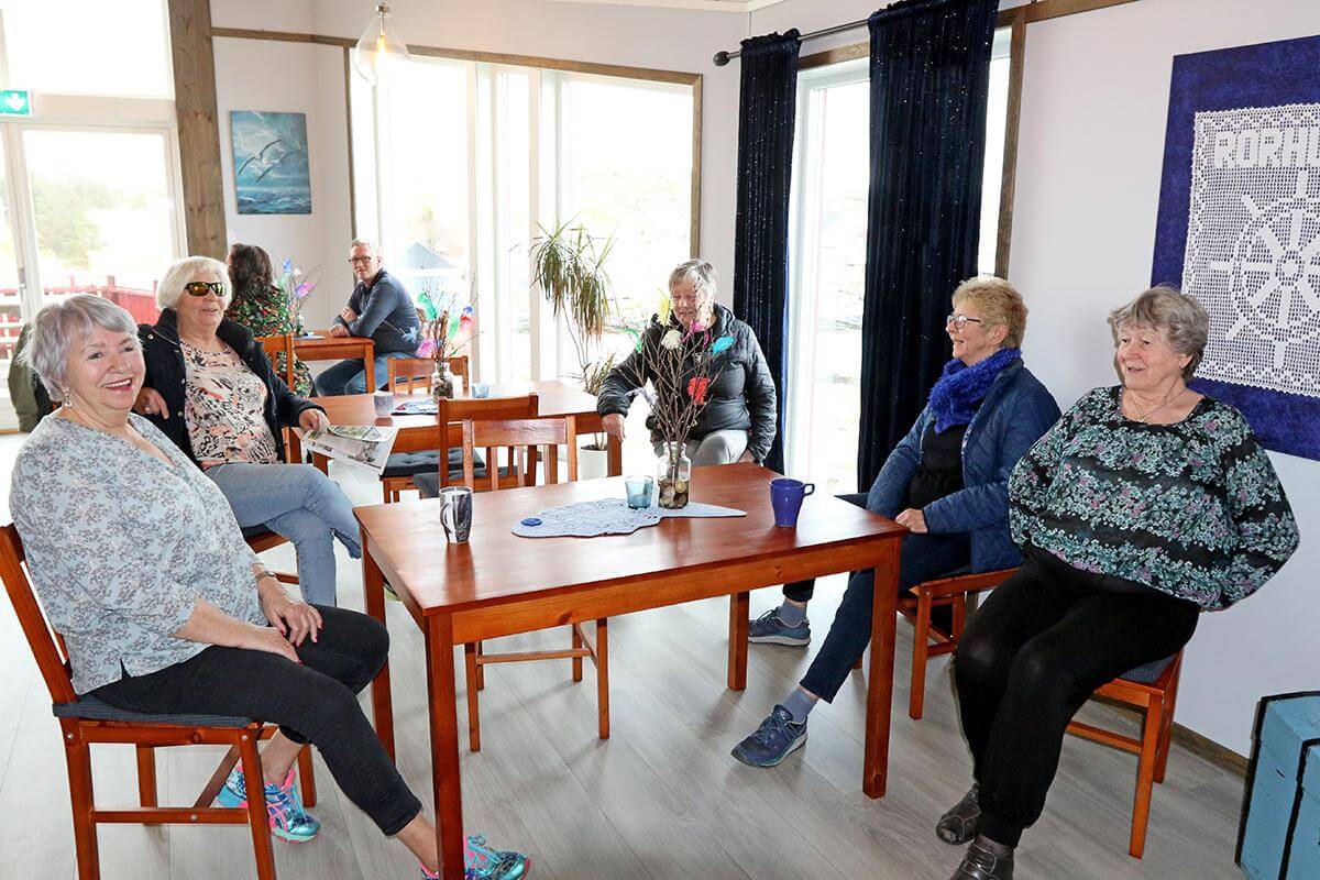 De møtes på butikken nesten hver dag, fra venstre: Olly Johanne Buhaug, Unni Juul Tørriseng, Anne Sæther, Anne Laukvik og Hjørdis Østvik.