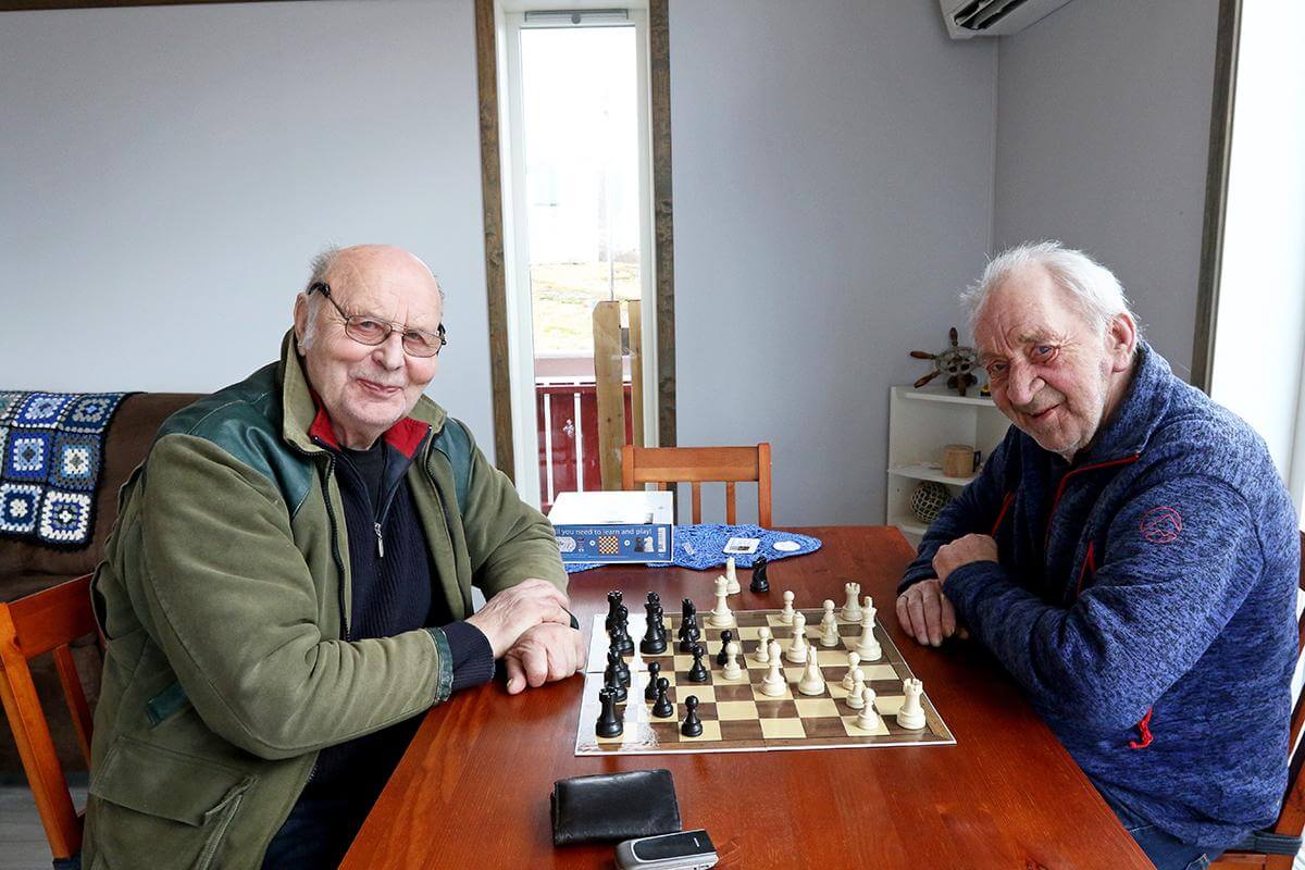 Kjell Overgård (til venstre) og Rolf Sæther møtes til duell over sjakkbrettet.