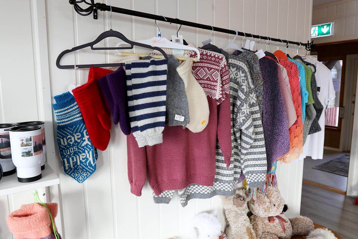 Strikkaplagg fra strikkekafeen er til salgs, sammen med andre ting som produseres lokalt.