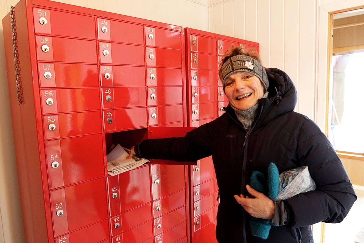 Ragnhild Riseth henter dagens post i postboksene. De står i butikken, som har inngått avtale med Posten om drift av postboksene.