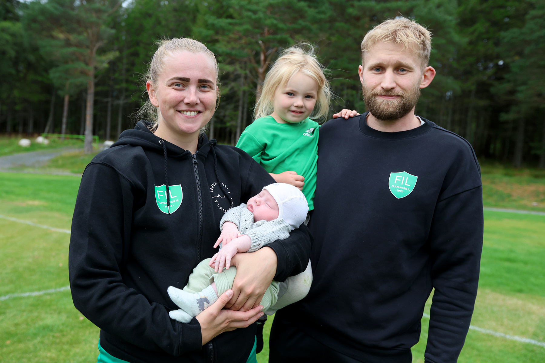 Signe Jakobsen og Ola Kristian Dahle Høstland med barna Jesper (1 mnd) og Johanne (3) etter kampen, der Signe skåret fire mål!
