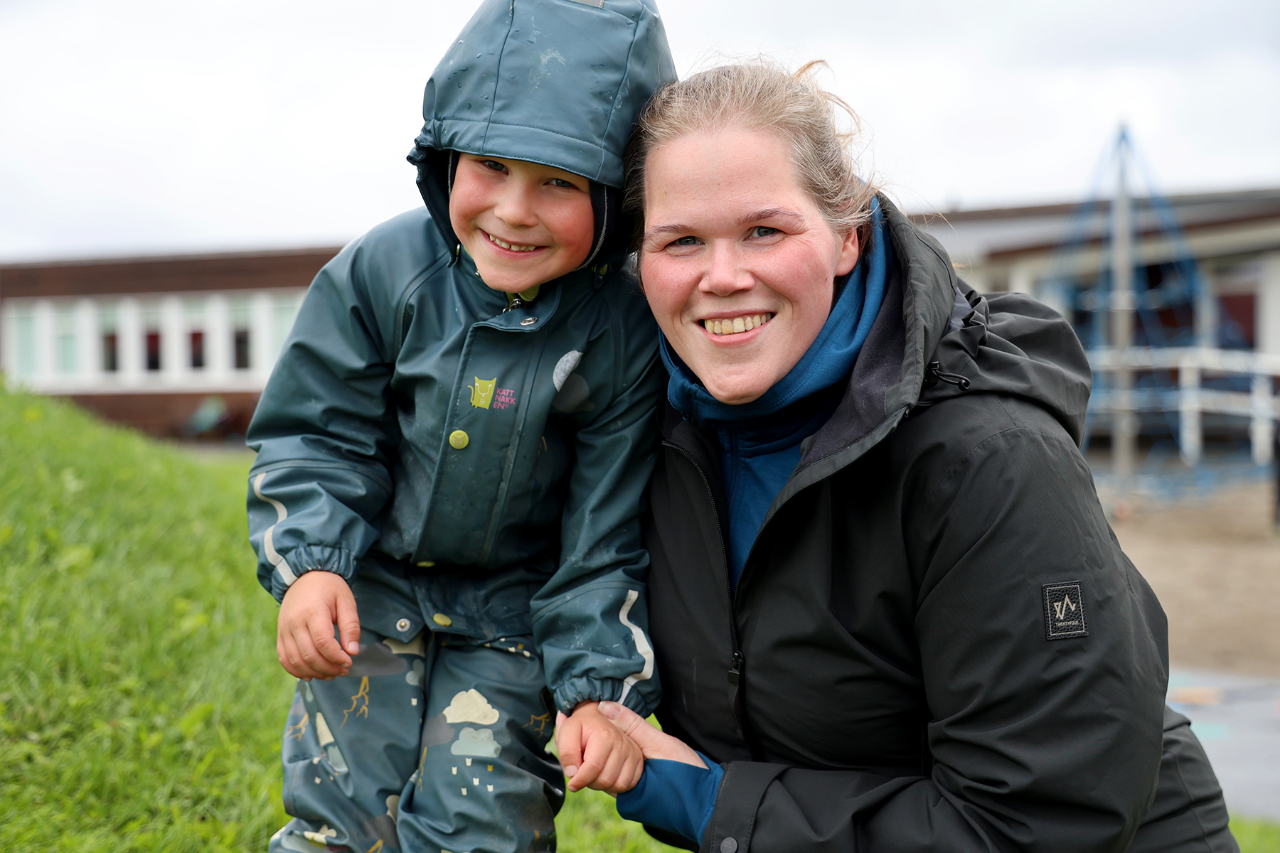 Emmett begynte i 1. klasse mandag, og trives på skolen. Silje Kristin Aunan kjemper for å beholde et bedre tilbringer-tilbud, slik at det er mulig å bo i Flatanger også uten egen bil.