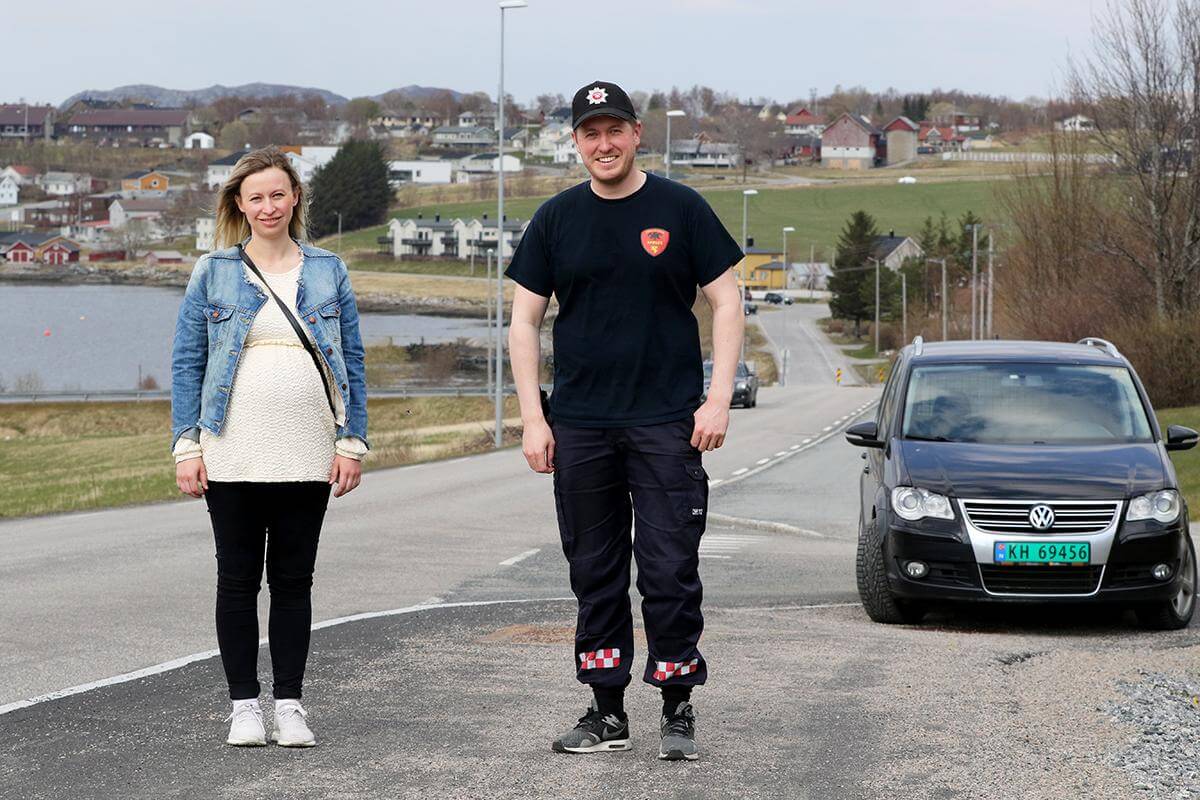 Siri Ovesen og Jens Martin Olsen har tenkt &aring; bli boende i Flatanger - selv om de begge pendler til Namsos.