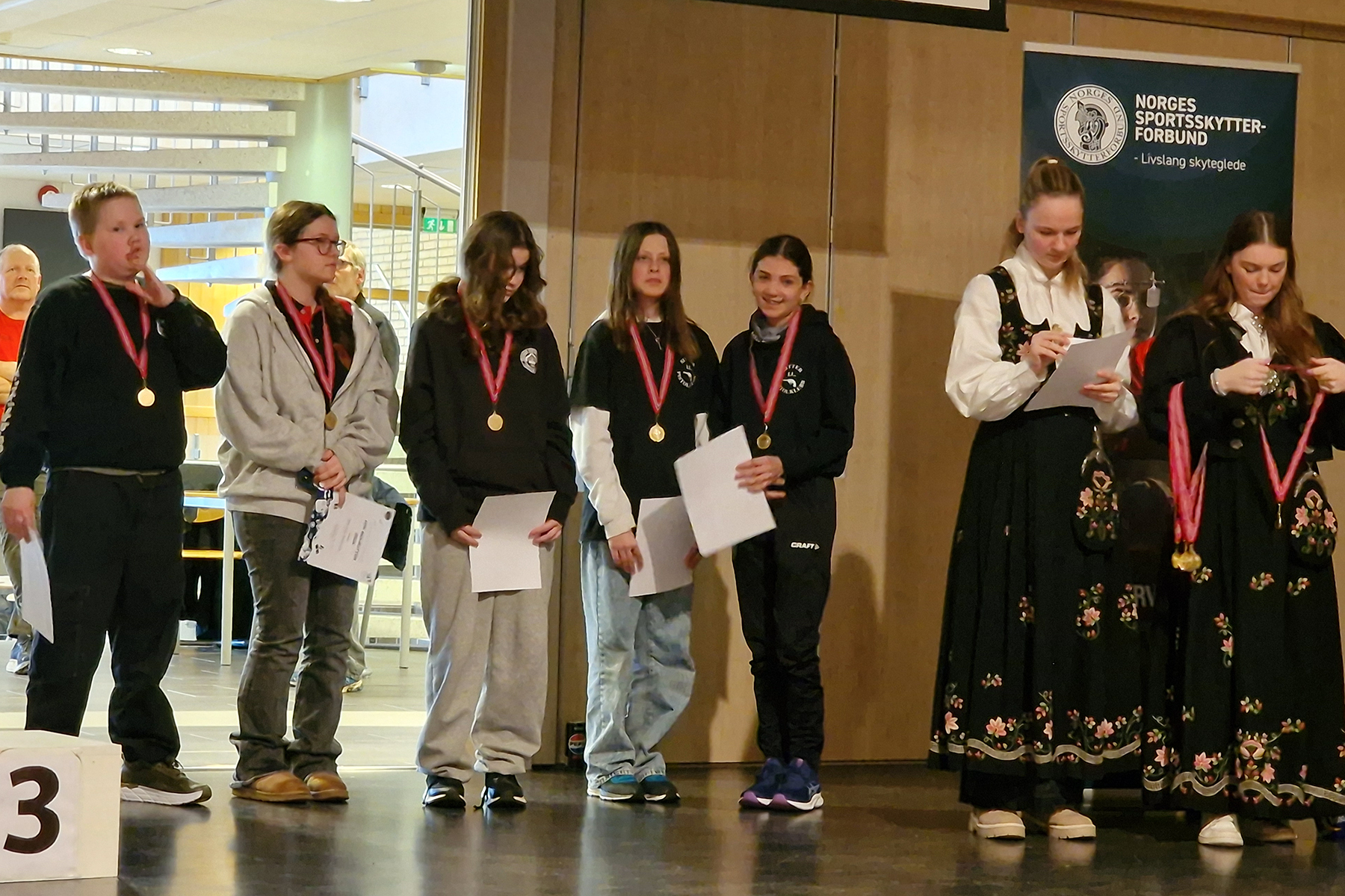 Premieutdeling for U14, Eline Nathalie Ottesen og Malin Strøm midt i bildet. (Foto: Michael Strøm)