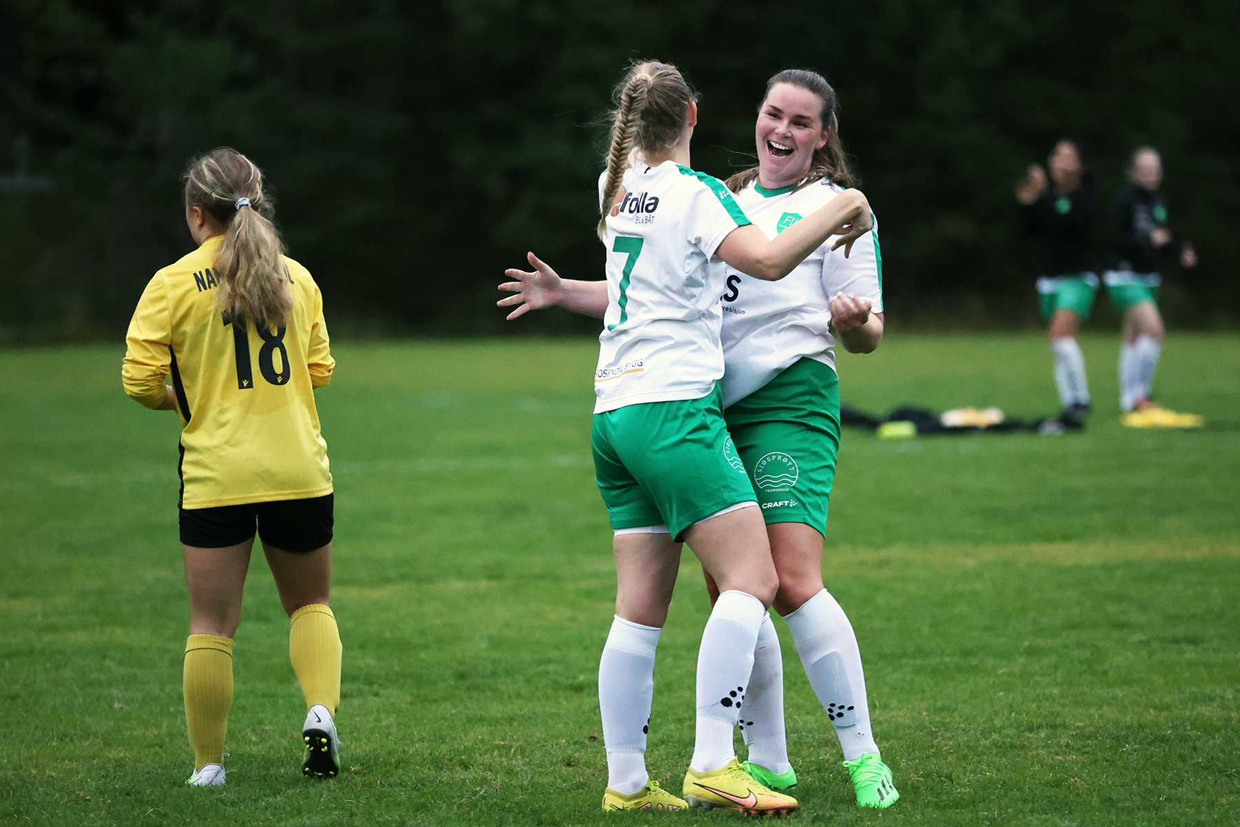 Siv-Eline Stenhaug var assist på fire av scoringene, og jubler her sammen med Signe Jakobsen.