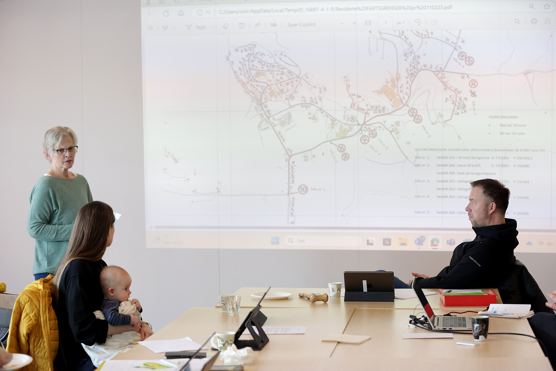 Plan- og prosjektleder Hilde Tyldum Stordahl presenterte innstillinga for Caterina Kval&oslash;s&aelig;ter, Geir-Tore Olsen og de &oslash;vrige medlemmene av hovedutvalget.