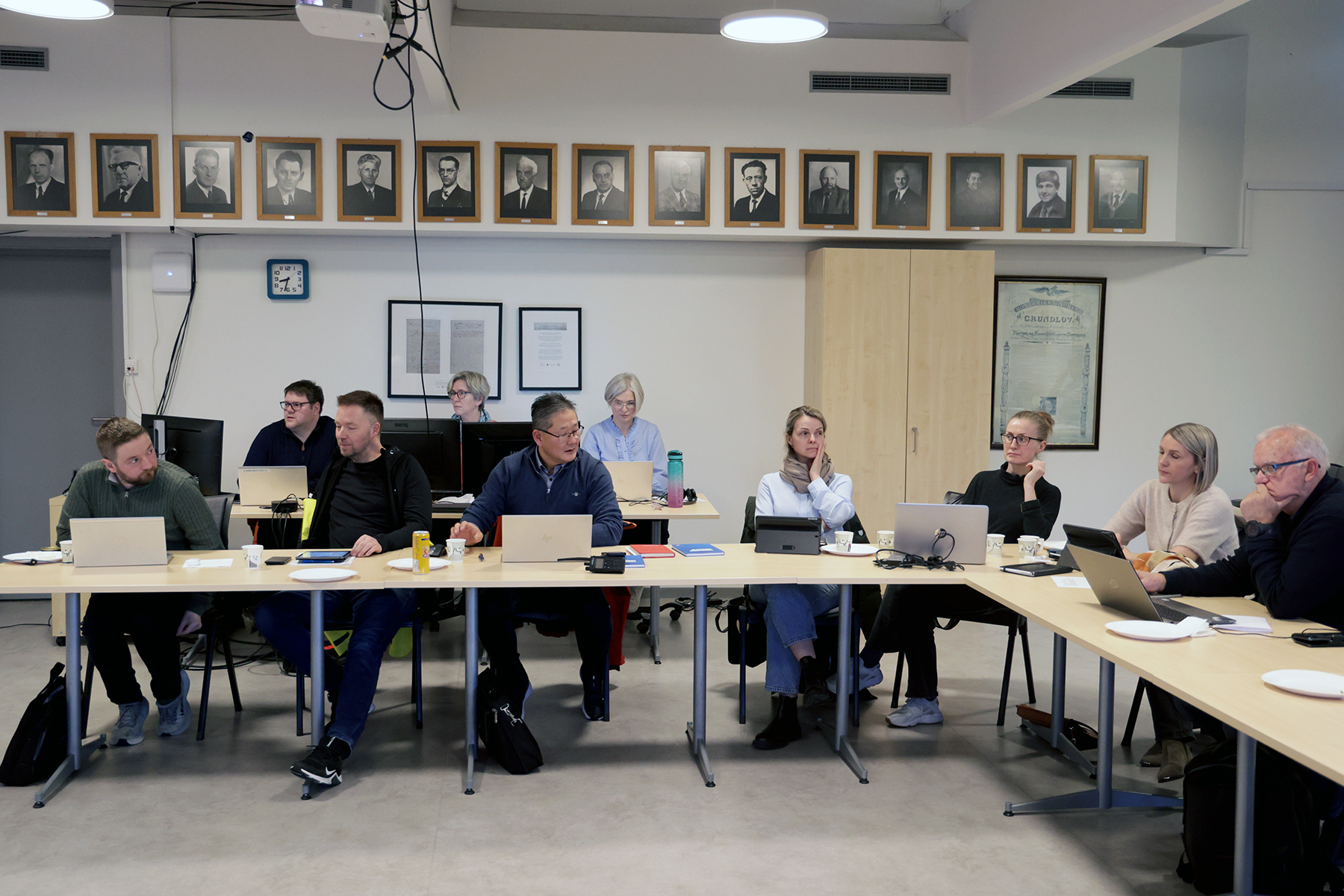 Frp og H&oslash;yre stilte fulltallig i kommunestyret, mens posisjonen manglet to representanter. Dermed hadde bl&aring; side flertall. Fra venstre: Ole Martin L&oslash;fsn&aelig;s, Geir-Tore Olsen, Lars Haagensen, Kristine Wibstad, Malin L&oslash;fsn&aelig;s, Aina Wibstad og Knut Staven.