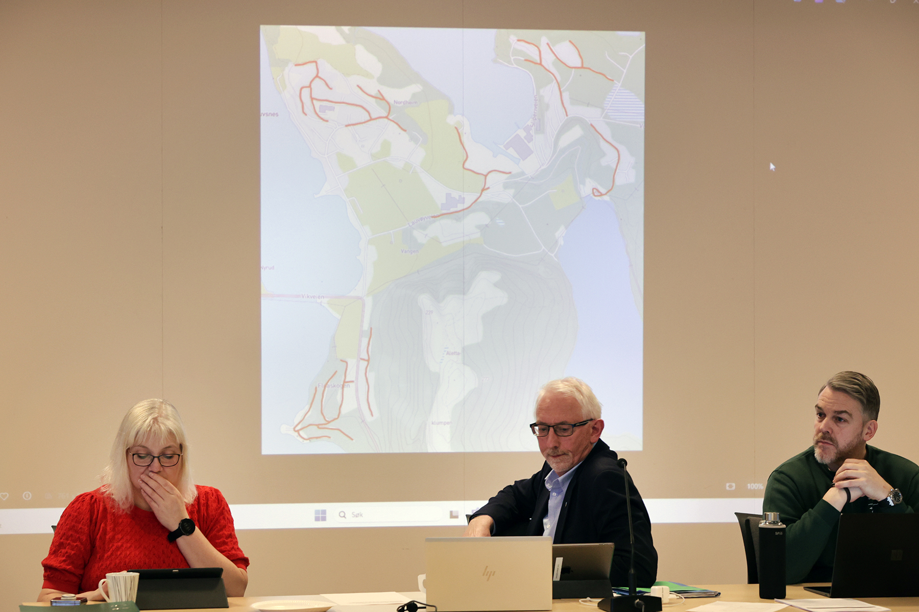 Dette kartet ble utgangspunktet for 30-sonene. Storfjellveien til samfunnshuset ble tatt med i tillegg, og starten p&aring; 30-sonen p&aring; Stranda ble justert. Fra venstre varaordf&oslash;rer Lisbeth Hustad, ordf&oslash;rer Olav J&oslash;rgen Bj&oslash;rk&aring;s og kommunedirekt&oslash;r Knut Storeide.