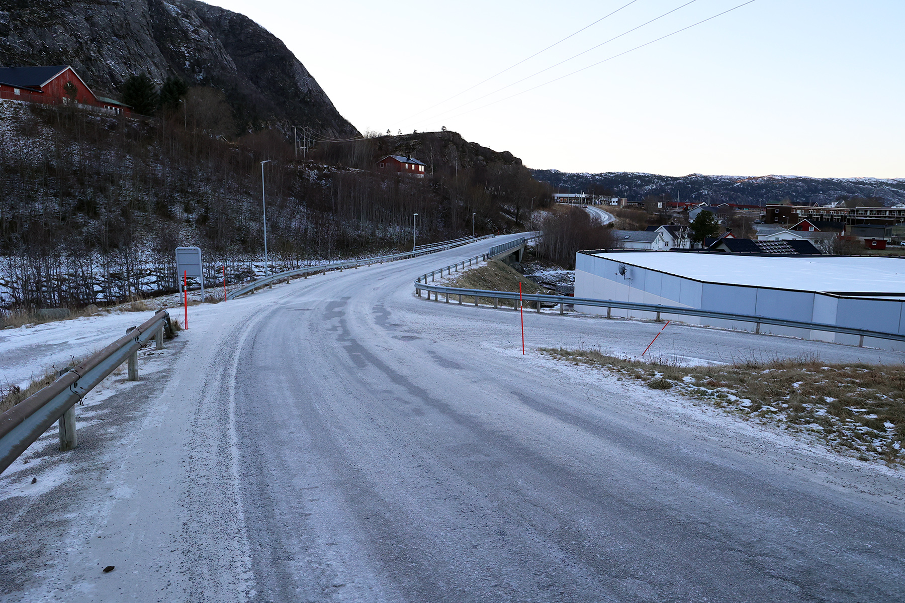 I den opprinnelige innstillinga skulle dette krysset gj&oslash;res om til forkj&oslash;rsvei, slik at kj&oslash;ret&oslash;y fra Sliperiveien f&aring;r vikeplikt. Blir n&aring; hele Lauv&oslash;yveien forkj&oslash;rsvei, vil det bli vikeplikt fra alle veier som leder inn p&aring; denne.