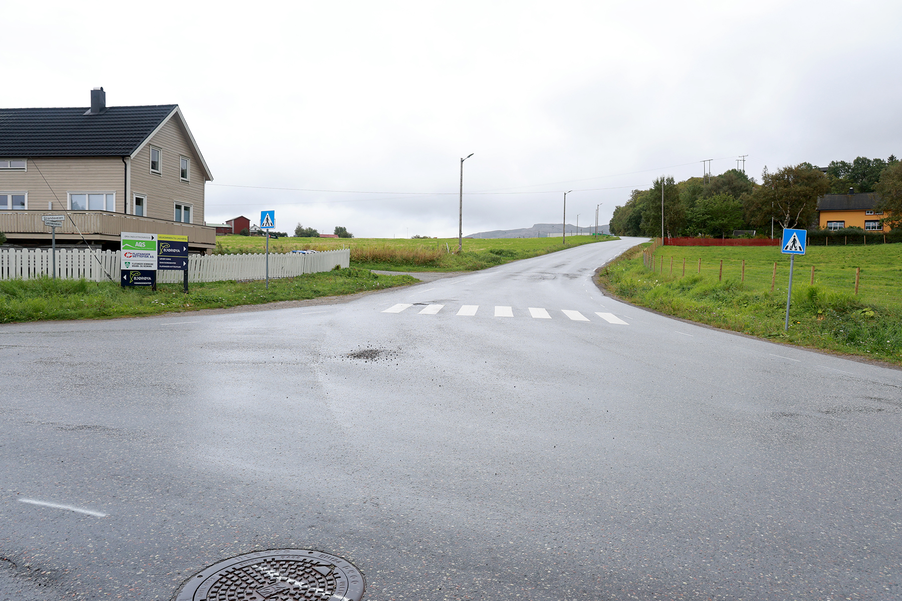 Lauvøyveien som svinger opp mot skolen og barnehagen, blir forkjørsvei. Dermed blir det vikeplikt for trafikk fra Stranda og butikken.