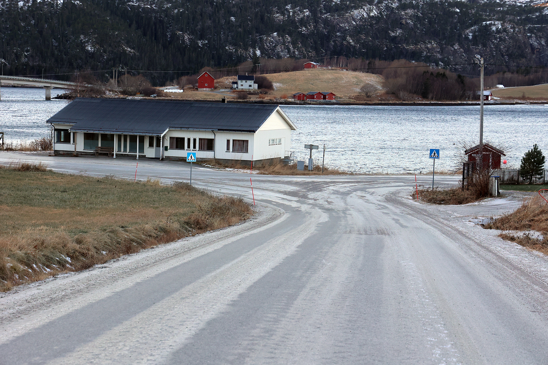 Beboere langs Lauv&oslash;yveien &oslash;nsker 30-sone og p&aring;peker at krysset ved gammelbanken er farlig med kryssende fotgjengerfelt i bunnen av bakken. Om veien n&aring; blir forkj&oslash;rsvei, kan farten bli h&oslash;yere da biler p&aring; tur ned bakken ikke lenger har vikeplikt for trafikk fra Stranda.