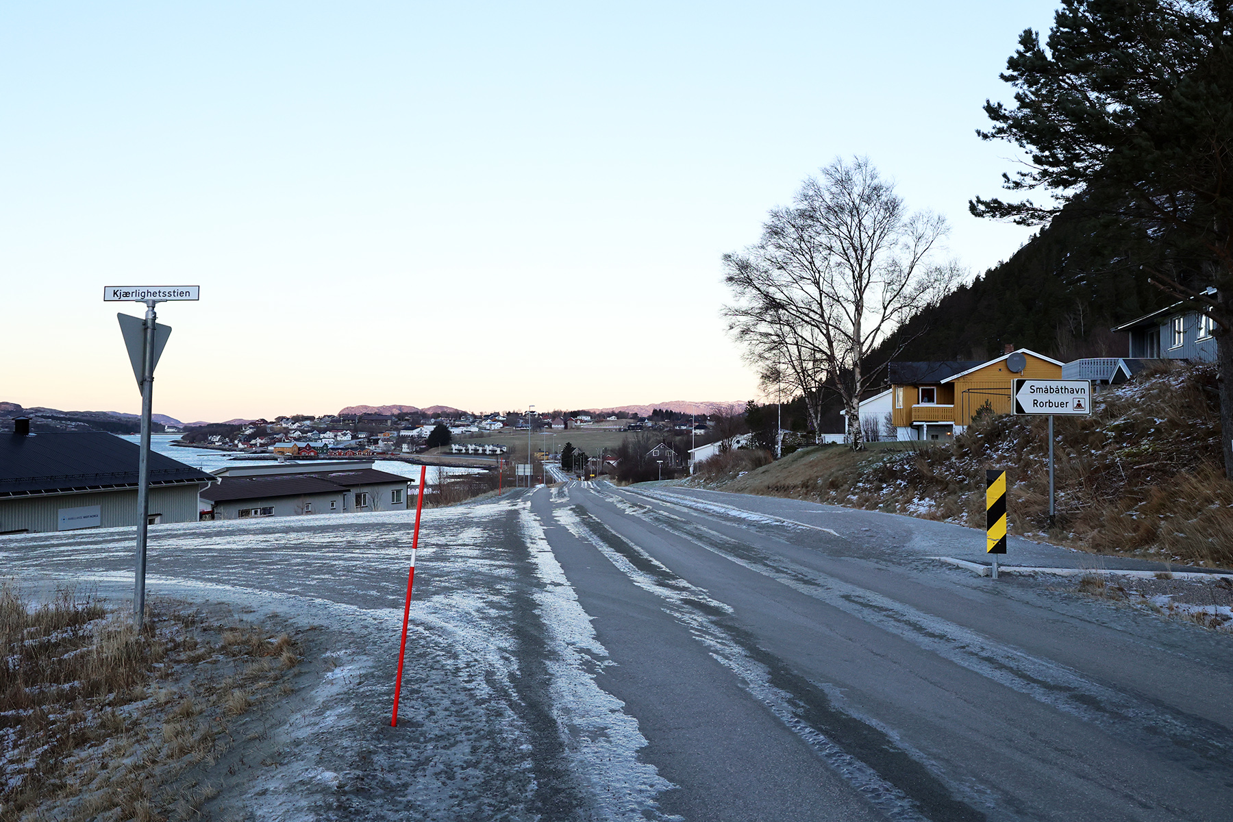 Her m&aring; unger fra Kj&aelig;rlighetsstien krysse fylkesveien for &aring; komme over til fortauet, og beboere ber i h&oslash;ringsbrevet kommunen om &aring; henvende seg til fylkeskommunen for &aring; f&aring; etablert et gangfelt.