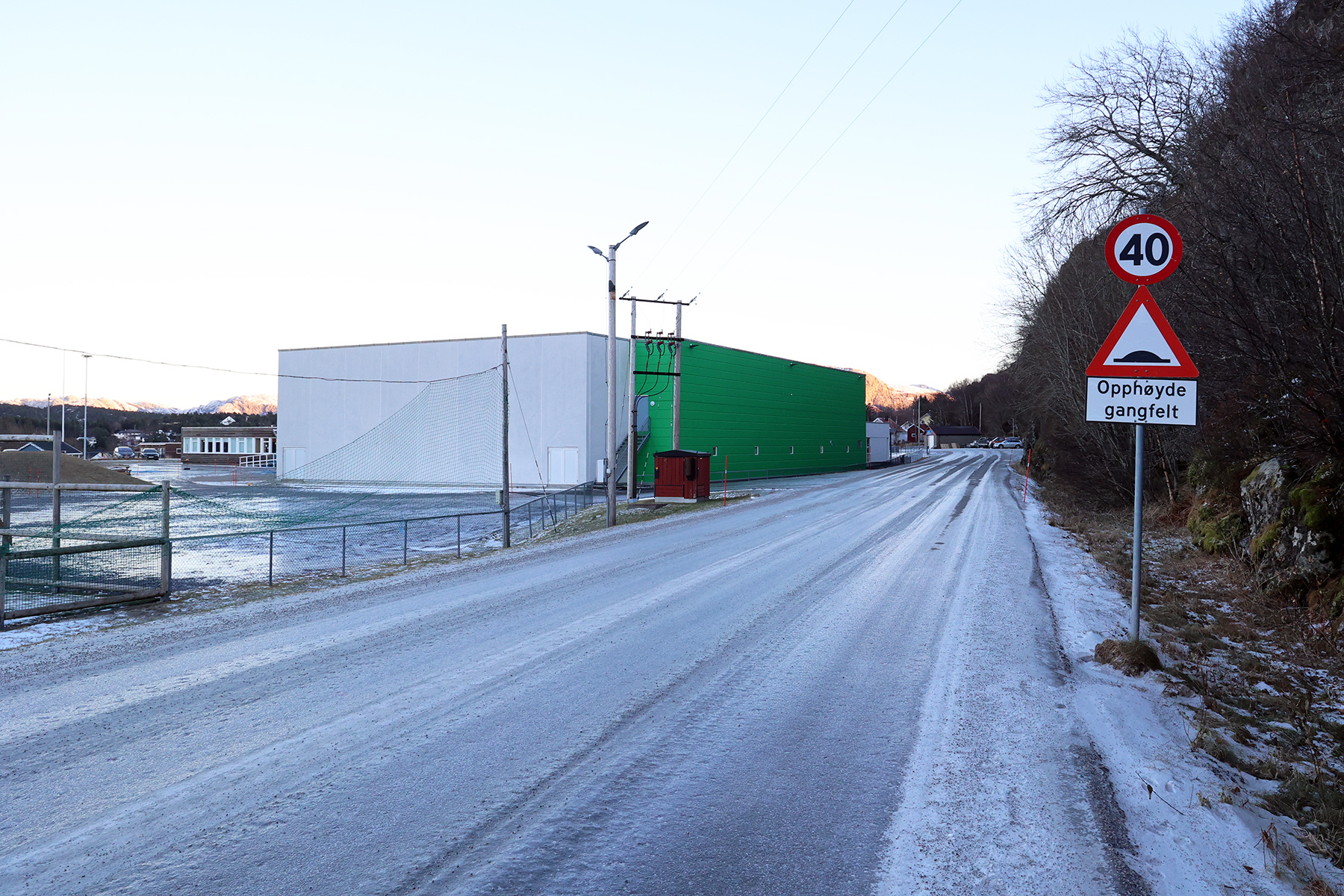 Forbi skolen er det n&aring; 40 km/t. Her endres fartsgrensa til 30 km/t, noe b&aring;de politikere og administrasjon er enige om.