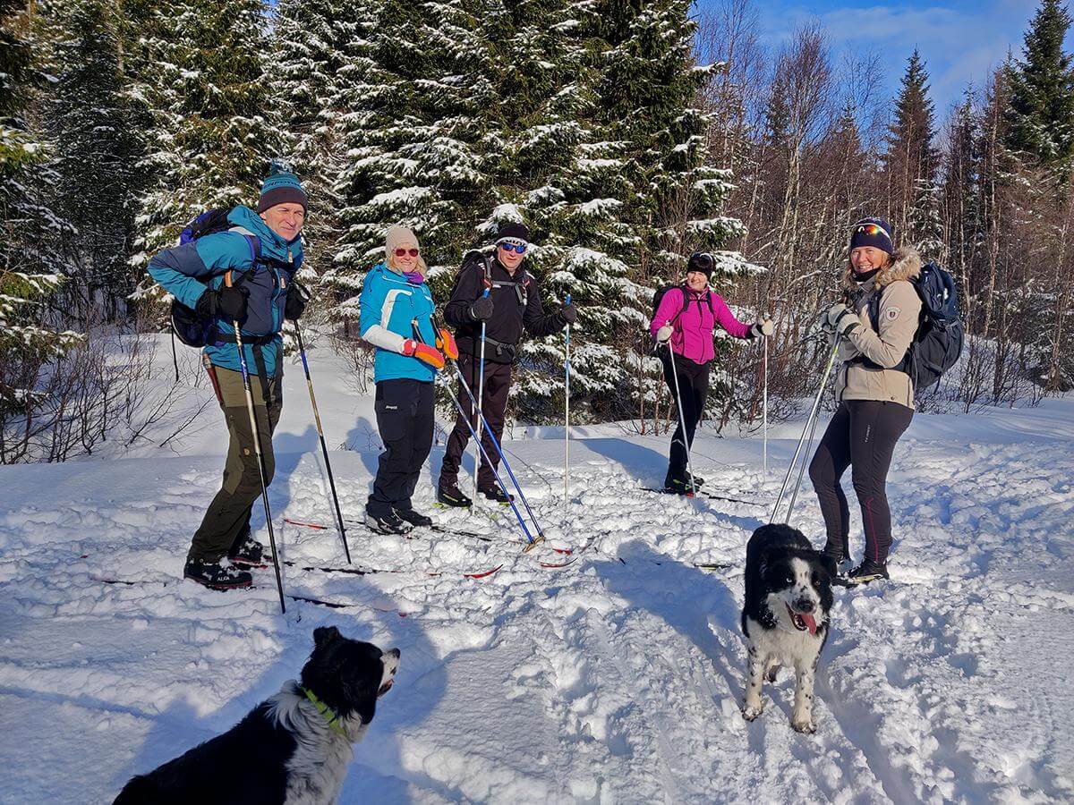 Skil&oslash;pere i Oksvolldalen, fra venstre: Helge Staven, Solv&aring;r Ribsskog, Geir Bjarne H&oslash;stland, Siri Mette R&oslash;stvoll og Marit Hatland. (Foto: Ove L&oslash;fsn&aelig;s)