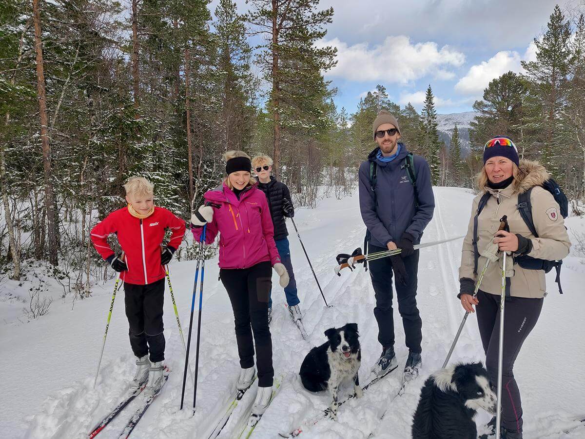 Mange har for lengst oppdaget skil&oslash;ypene fra Oksd&oslash;la og innover Oksvolldalen. Fra venstre: Albert S&aelig;ther Haagensen, Maren Gr&oslash;nner&oslash;e S&aelig;ther, Herman S&aelig;ther Haagensen, Mikael L&oslash;fsn&aelig;s Haagensen og Marit Hatland. (Foto: Ove L&oslash;fsn&aelig;s)