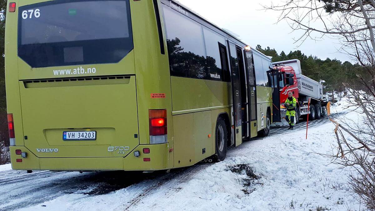 Med hjelp av brøytebilen kom bussen seg inn på veien igjen. (Foto: Magnus Tyldum Ribsskog)