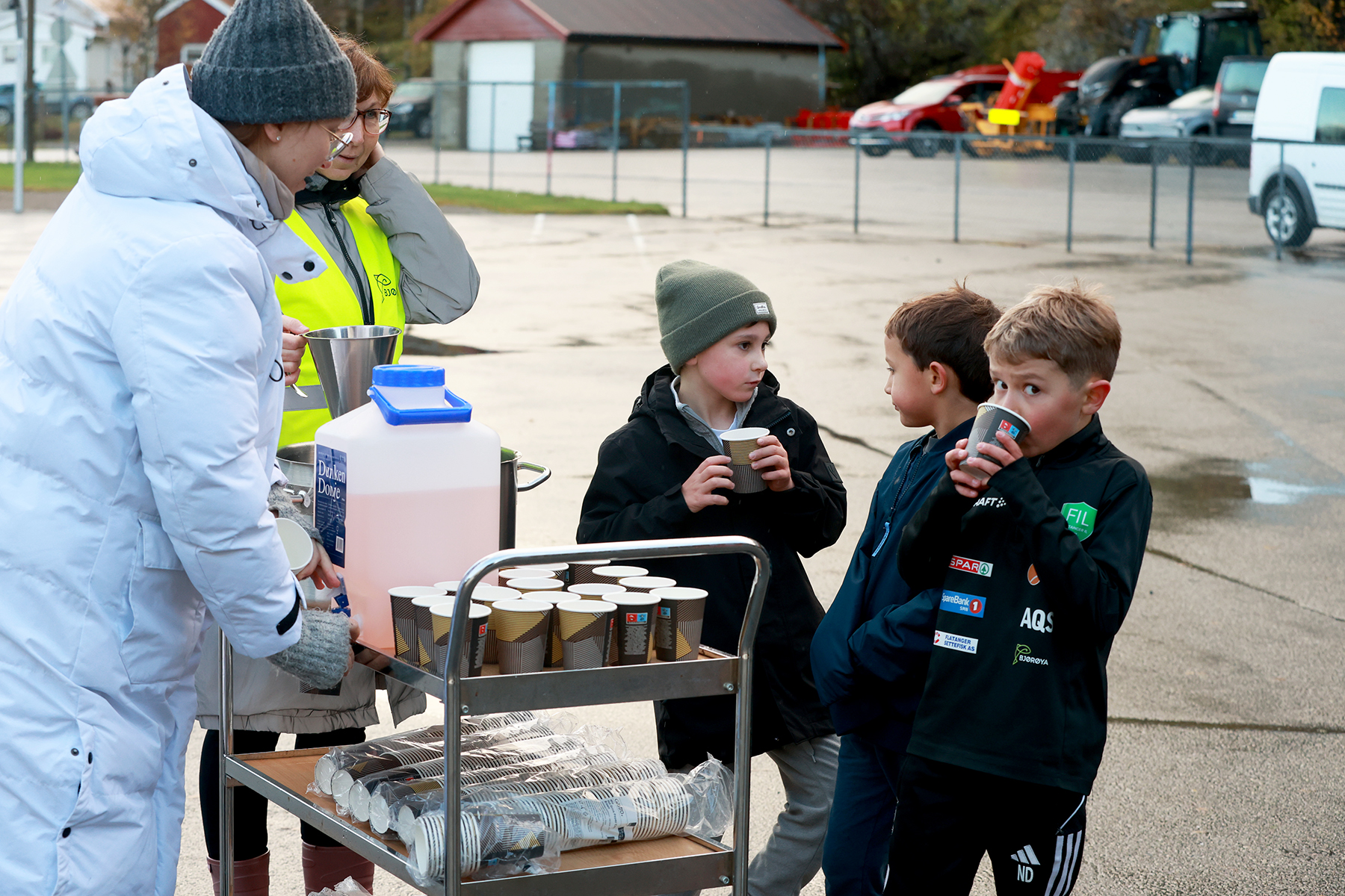 Drikkestasjonen ble populær etter hvert som rundene ble unnagjort og tørsten meldte seg.