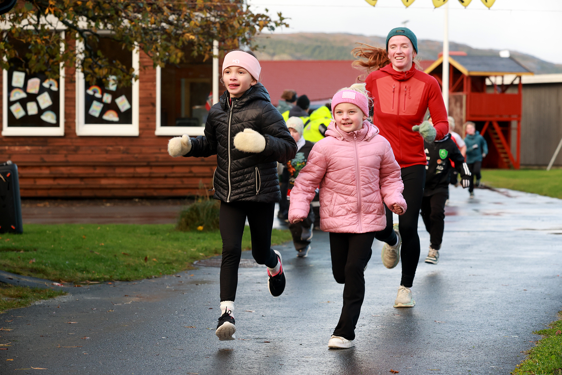 Lotta og Nora løp mange runder rundt skolen og hallen fredag for å samle inn penger til TV-aksjonen.