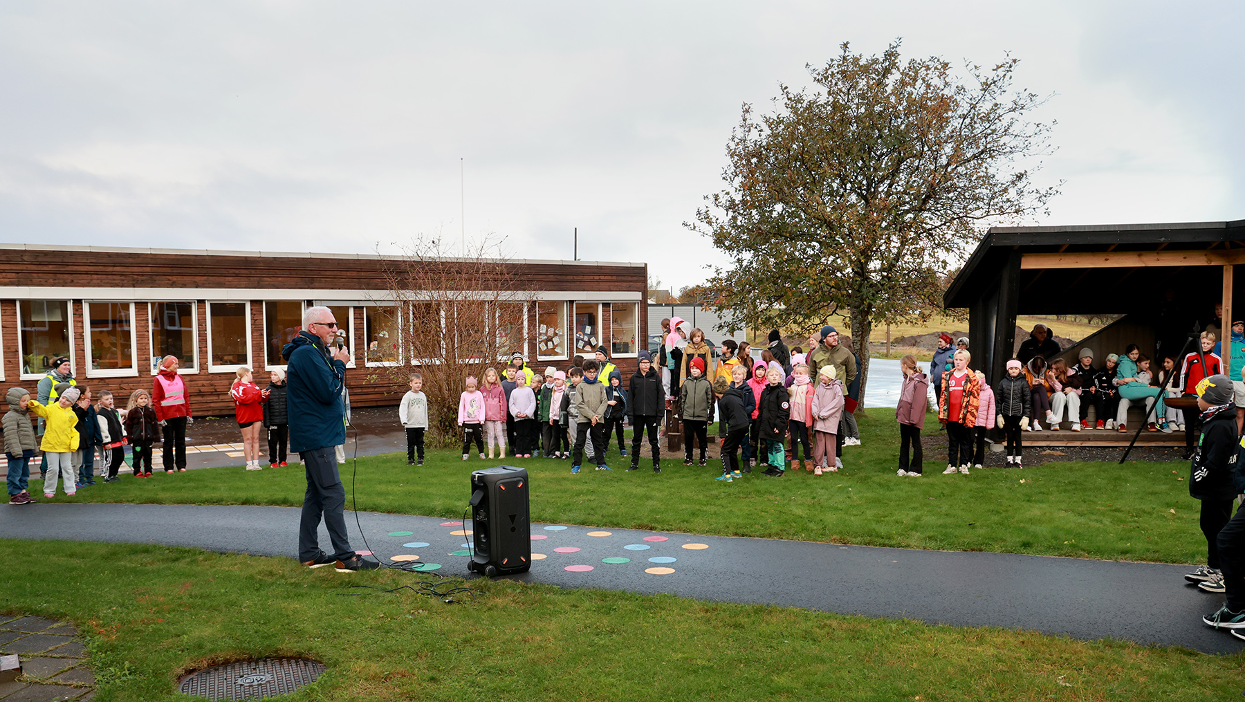 Olav Jørgen Bjørkås leder TV-aksjonen i Flatanger, og han er imponert over innsatsen i skoleløpet.