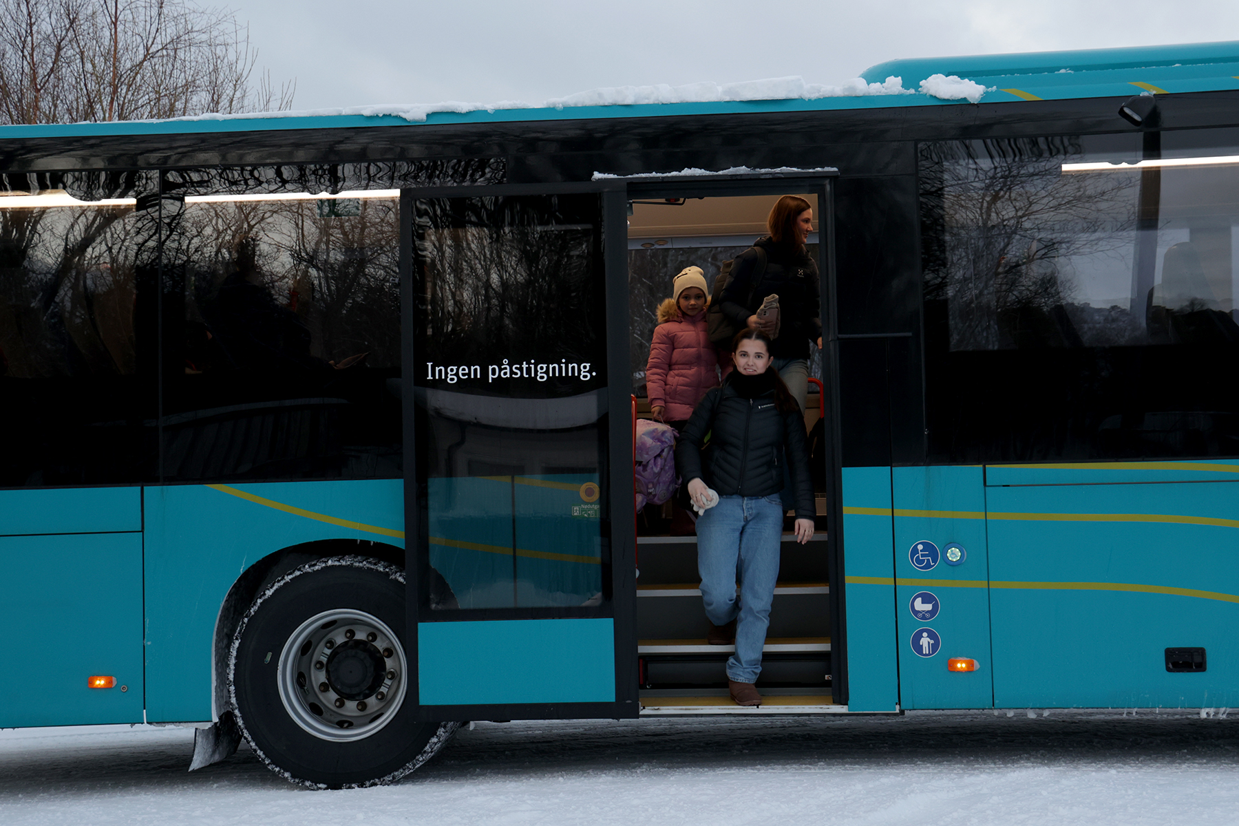 Linnea, Lovise og Lotta kommer heim med bussen for siste gang på ei stund. Nå blir det drosje framover.