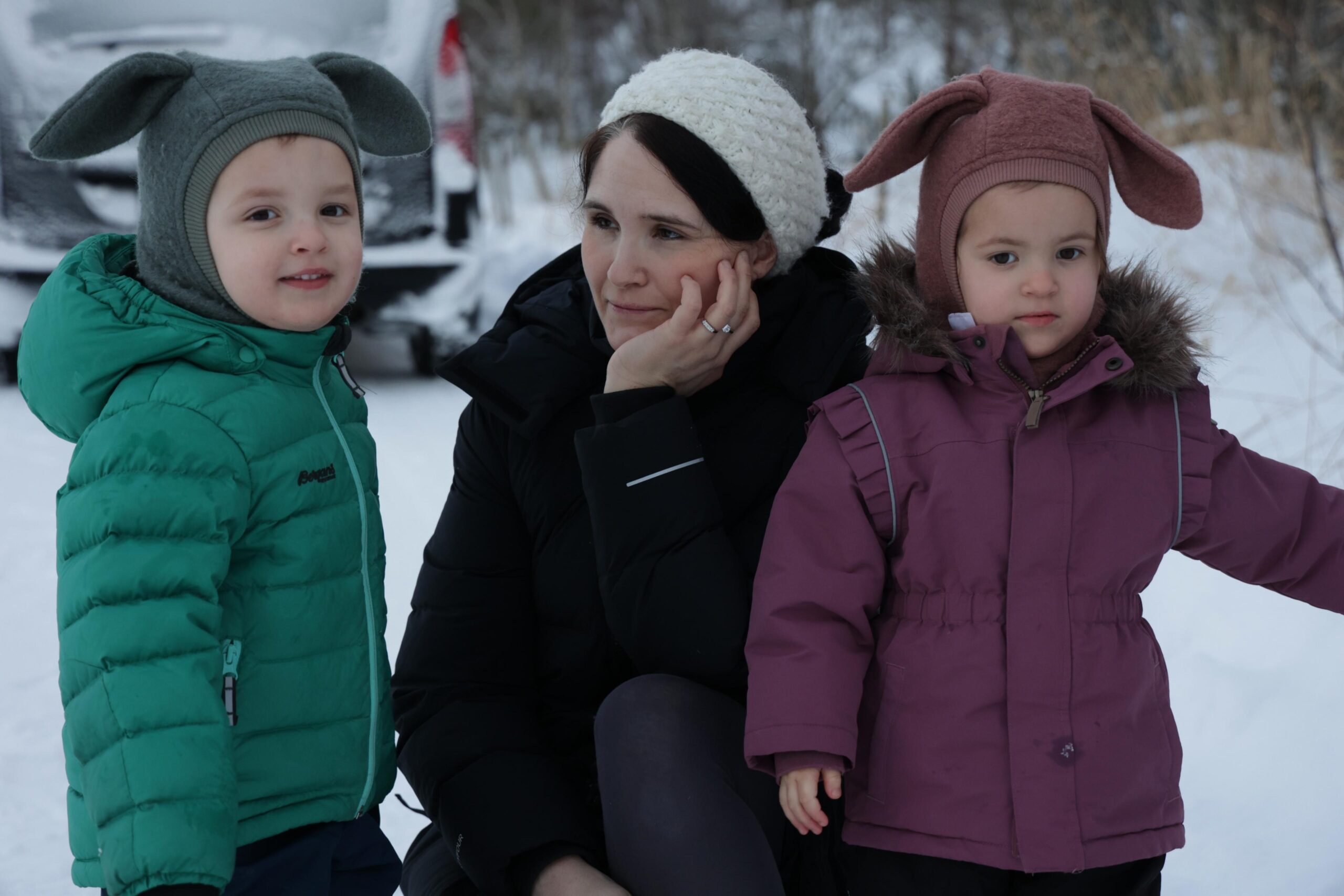 Margit Ekker Dølvik med tvillingene Elias og Agnes. De er tre år, og det er bare to år til de også skal begynne på skolen.