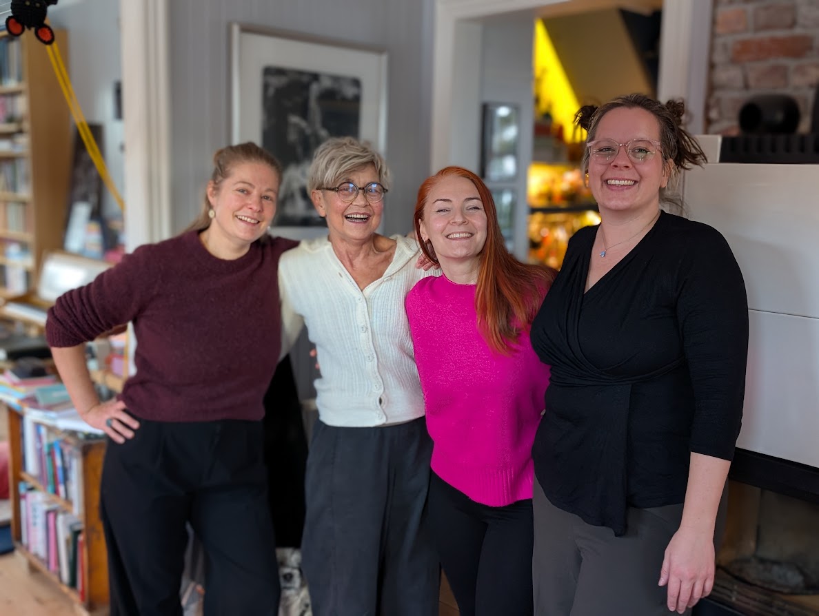 Yogadamene! Siri fortel at dei tidlegare har undervist og drive Zenit yoga i Trondheim saman, no m&oslash;tast dei eit par helger i &aring;ret for felles praksis, mat og prat.F.v. Siri Ohren, Siri Nordhus, Tatiana Elsukova og Sigrid Steen Haugen. Foto: Privat.