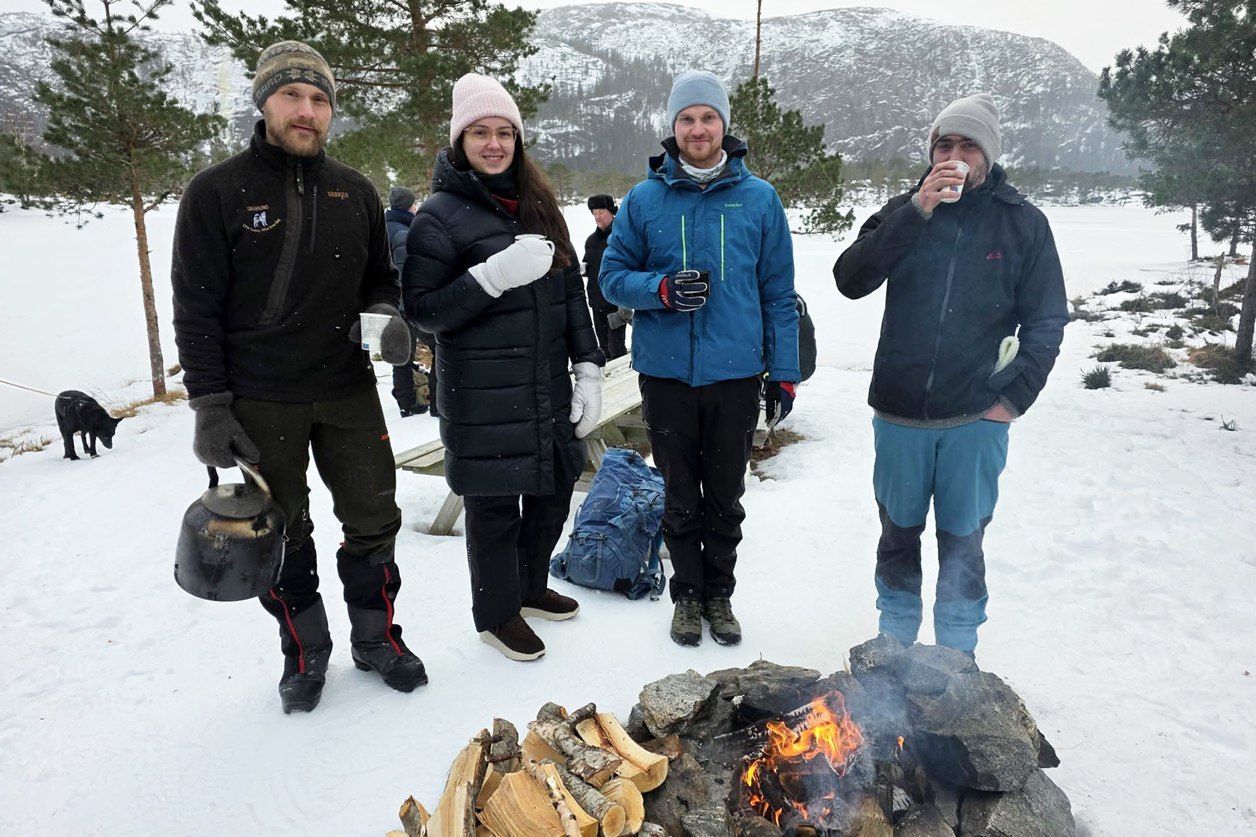 Eskil Bendiksen (til venstre), Emma Kaldahl (leder i Statland idrettslag), Roar Hatling Jystad og Torstein Ekker varmet seg rundt bålet.